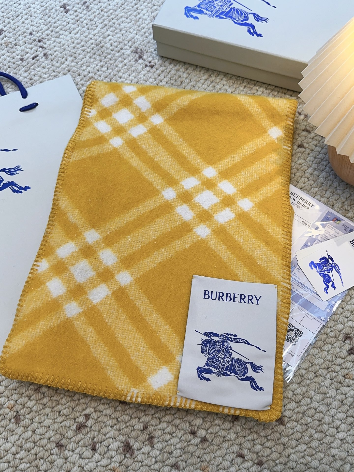 𝐁𝐔𝐑𝐁𝐄𝐑𝐑𝐘 走秀款🔥《骑士马连帽围巾》Size：195x30cm 100%羊毛 马术骑士徽标落款，