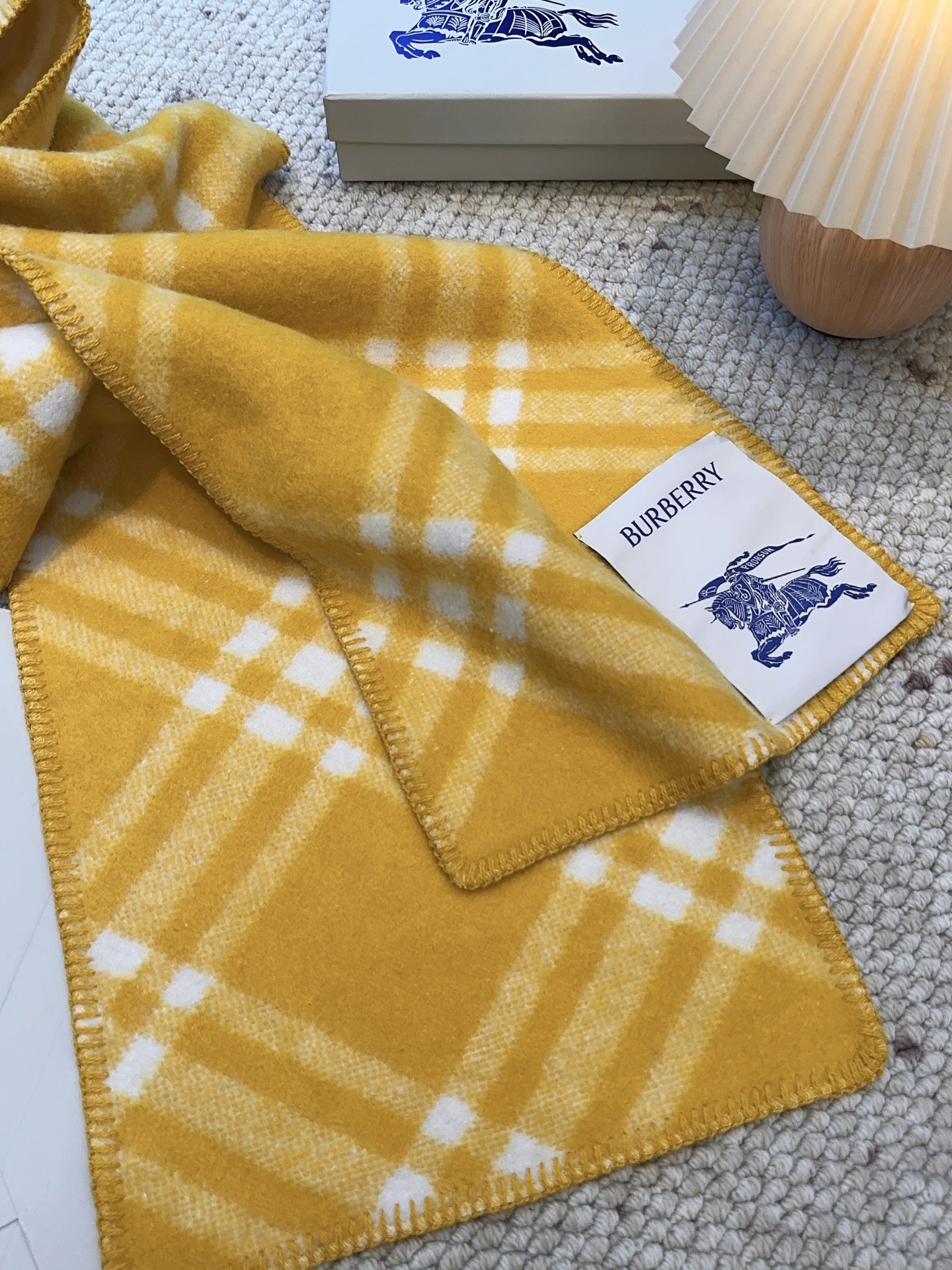 𝐁𝐔𝐑𝐁𝐄𝐑𝐑𝐘 走秀款🔥《骑士马连帽围巾》Size：195x30cm 100%羊毛 马术骑士徽标落款，