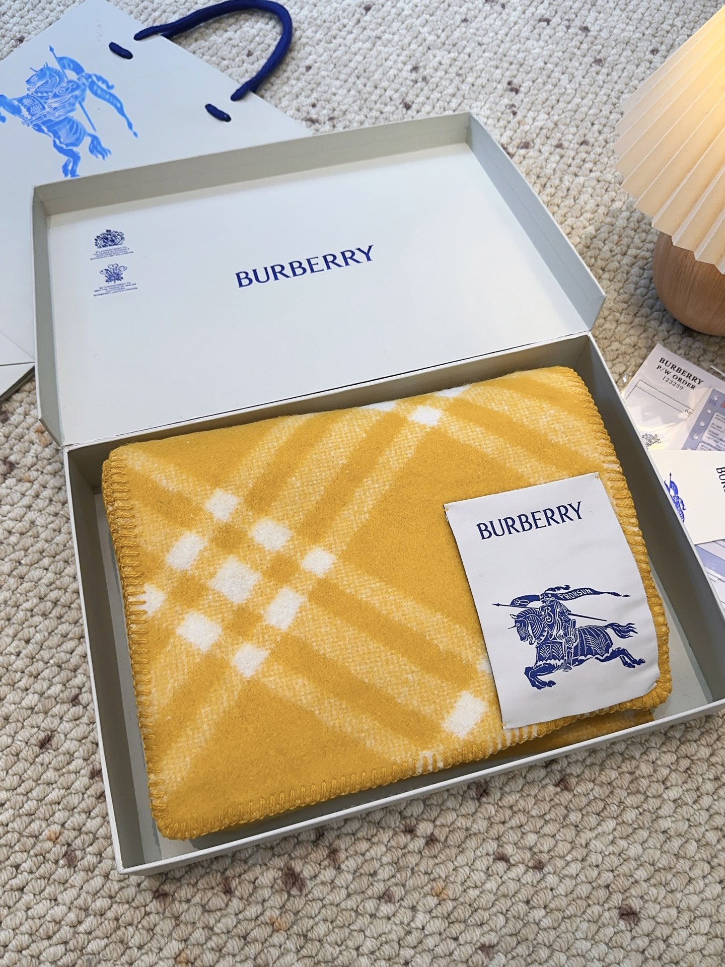 𝐁𝐔𝐑𝐁𝐄𝐑𝐑𝐘 走秀款🔥《骑士马连帽围巾》Size：195x30cm 100%羊毛 马术骑士徽标落款，