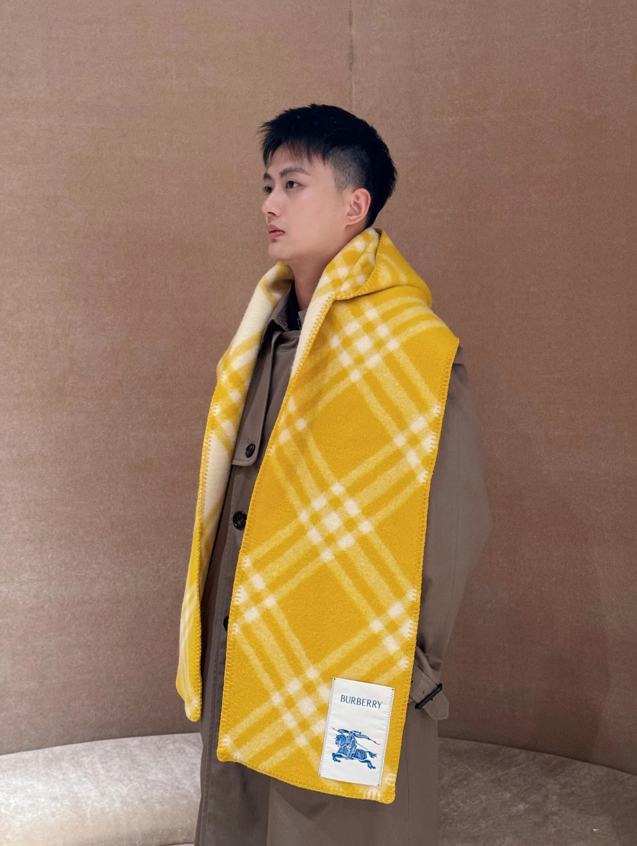 𝐁𝐔𝐑𝐁𝐄𝐑𝐑𝐘 走秀款🔥《骑士马连帽围巾》Size：195x30cm 100%羊毛 马术骑士徽标落款，