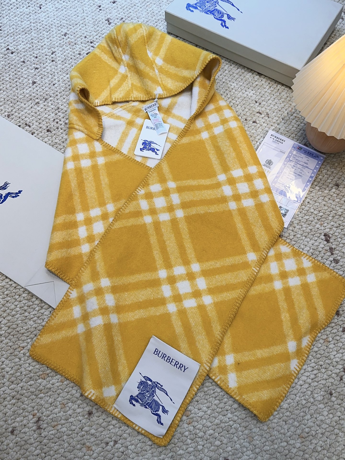 𝐁𝐔𝐑𝐁𝐄𝐑𝐑𝐘 走秀款🔥《骑士马连帽围巾》Size：195x30cm 100%羊毛 马术骑士徽标落款，