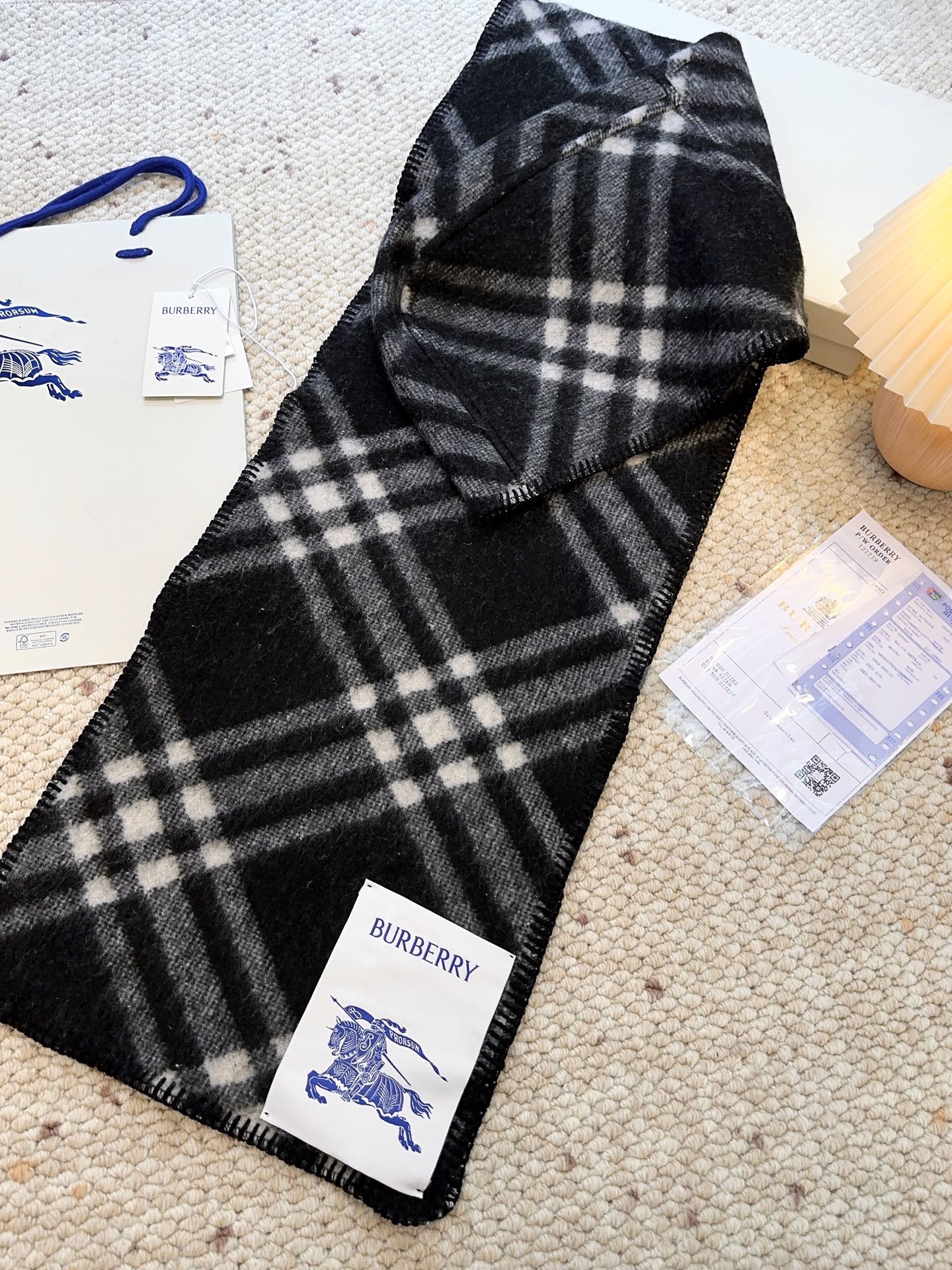 𝐁𝐔𝐑𝐁𝐄𝐑𝐑𝐘 走秀款🔥《骑士马连帽围巾》Size：195x30cm 100%羊毛 马术骑士徽标落款，