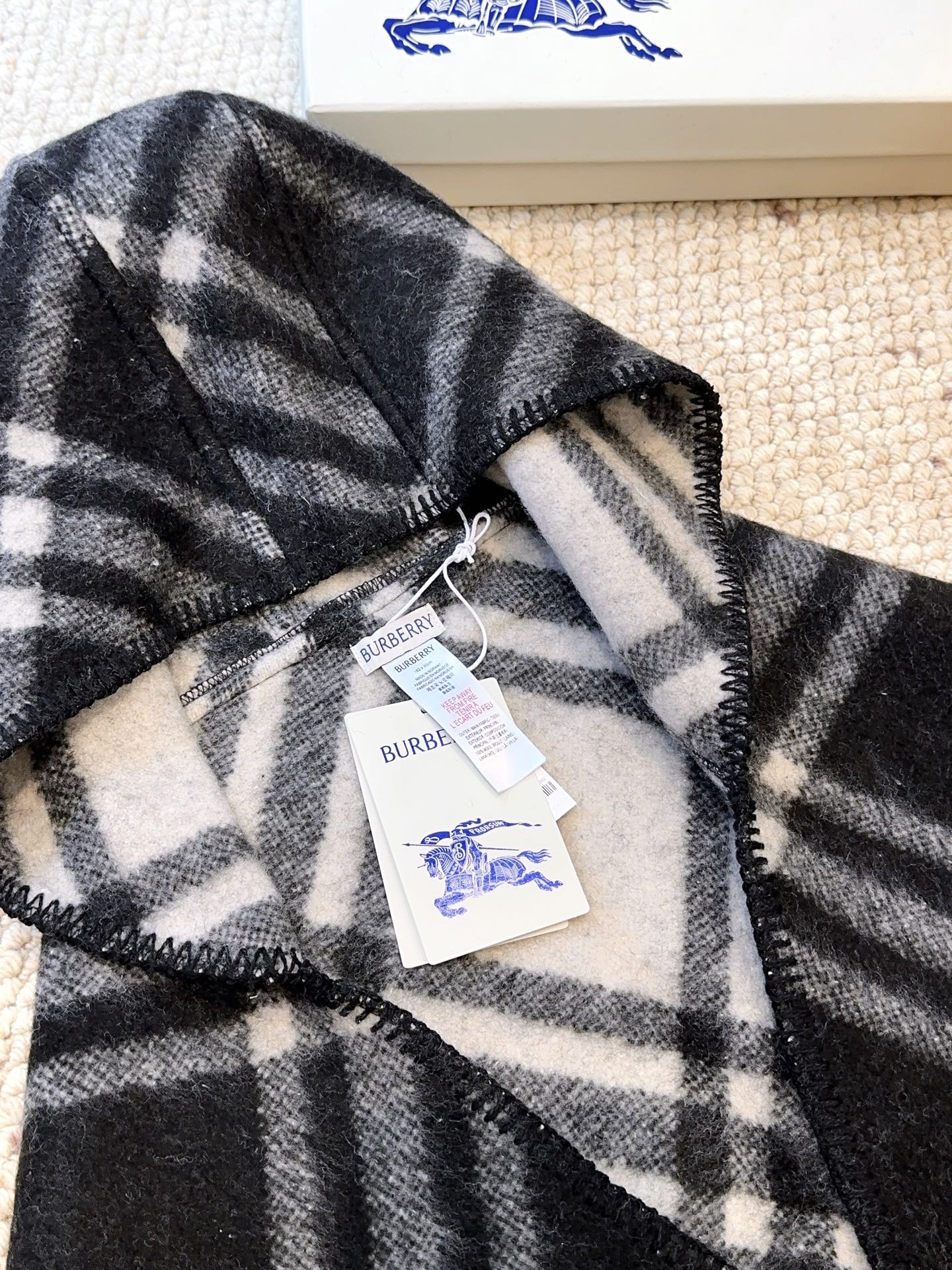 𝐁𝐔𝐑𝐁𝐄𝐑𝐑𝐘 走秀款🔥《骑士马连帽围巾》Size：195x30cm 100%羊毛 马术骑士徽标落款，