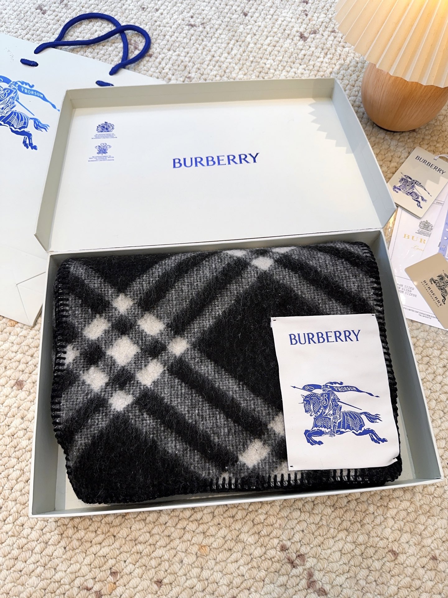 𝐁𝐔𝐑𝐁𝐄𝐑𝐑𝐘 走秀款🔥《骑士马连帽围巾》Size：195x30cm 100%羊毛 马术骑士徽标落款，