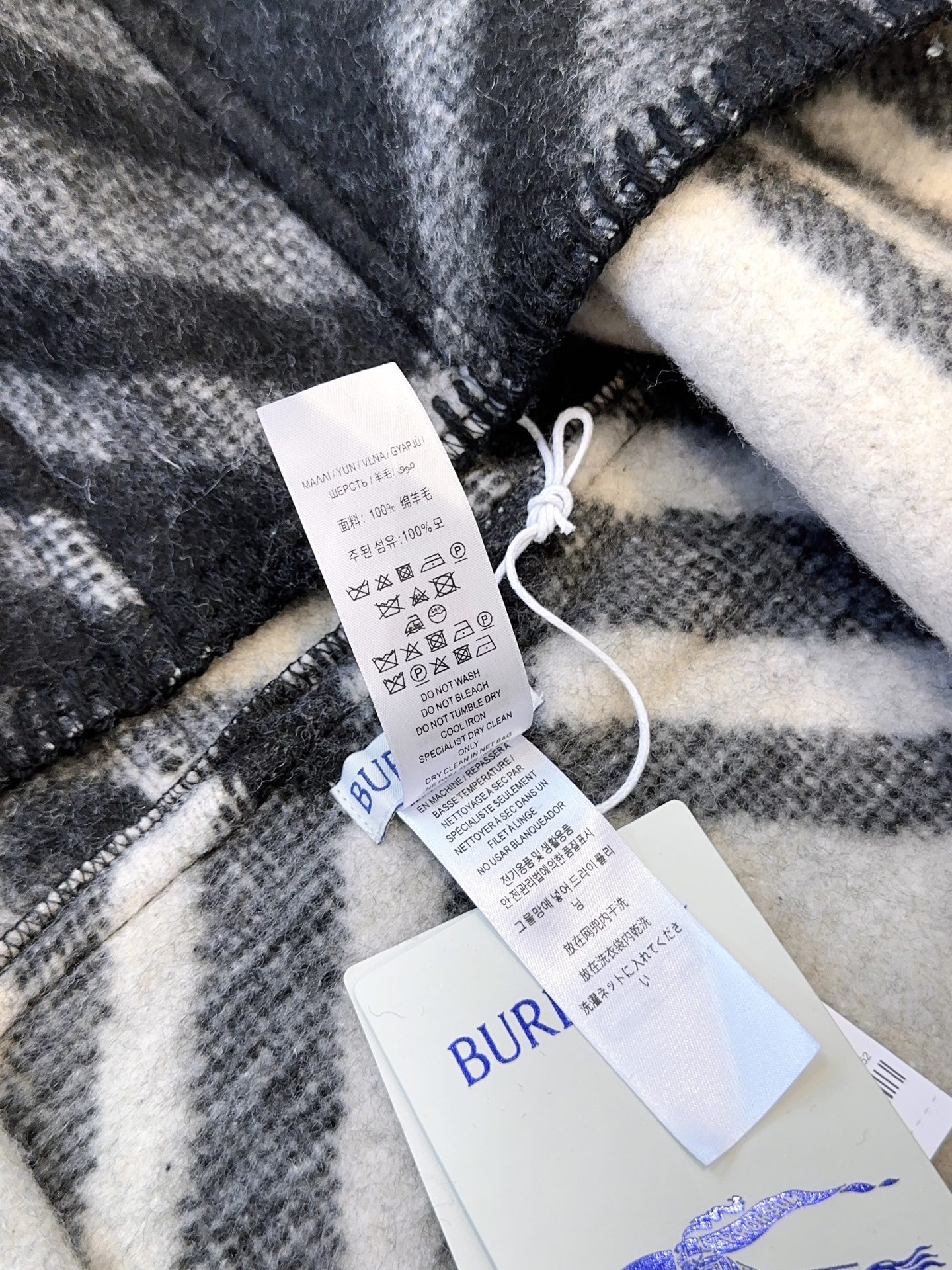 𝐁𝐔𝐑𝐁𝐄𝐑𝐑𝐘 走秀款🔥《骑士马连帽围巾》Size：195x30cm 100%羊毛 马术骑士徽标落款，