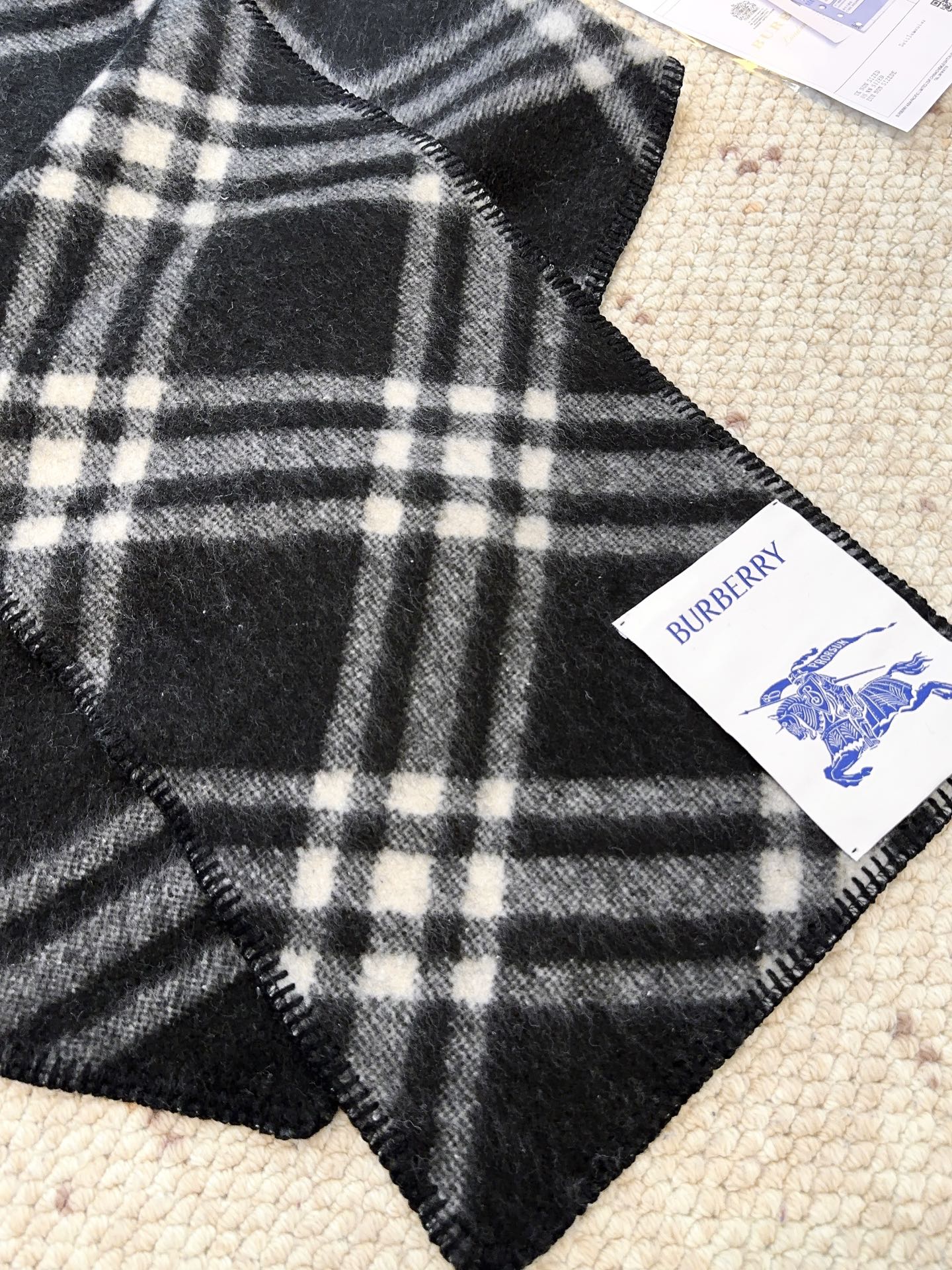 𝐁𝐔𝐑𝐁𝐄𝐑𝐑𝐘 走秀款🔥《骑士马连帽围巾》Size：195x30cm 100%羊毛 马术骑士徽标落款，