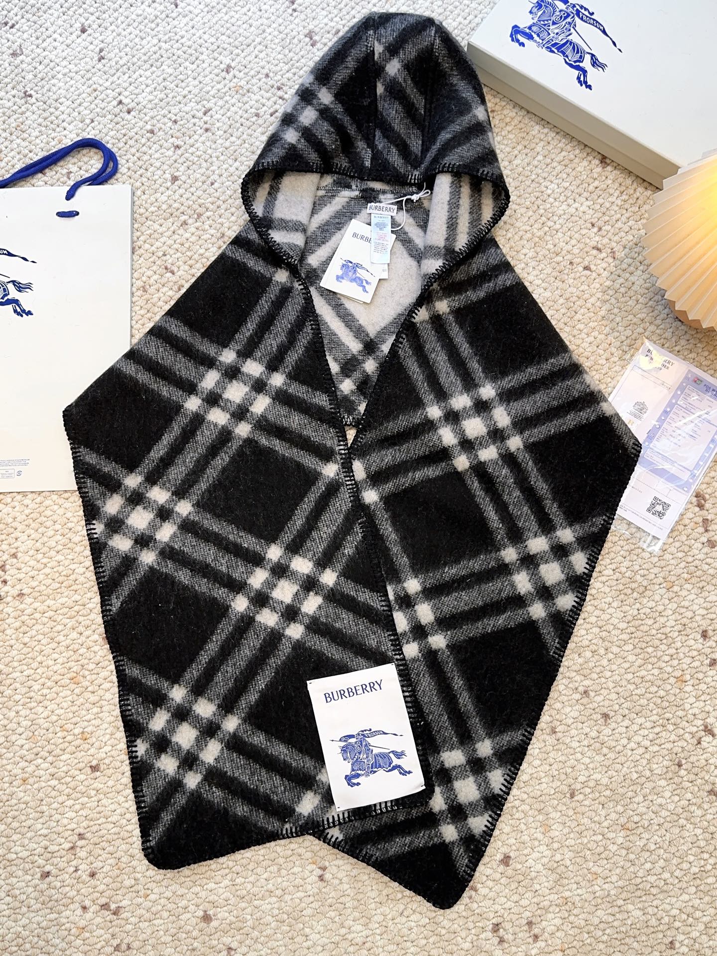 𝐁𝐔𝐑𝐁𝐄𝐑𝐑𝐘 走秀款🔥《骑士马连帽围巾》Size：195x30cm 100%羊毛 马术骑士徽标落款，