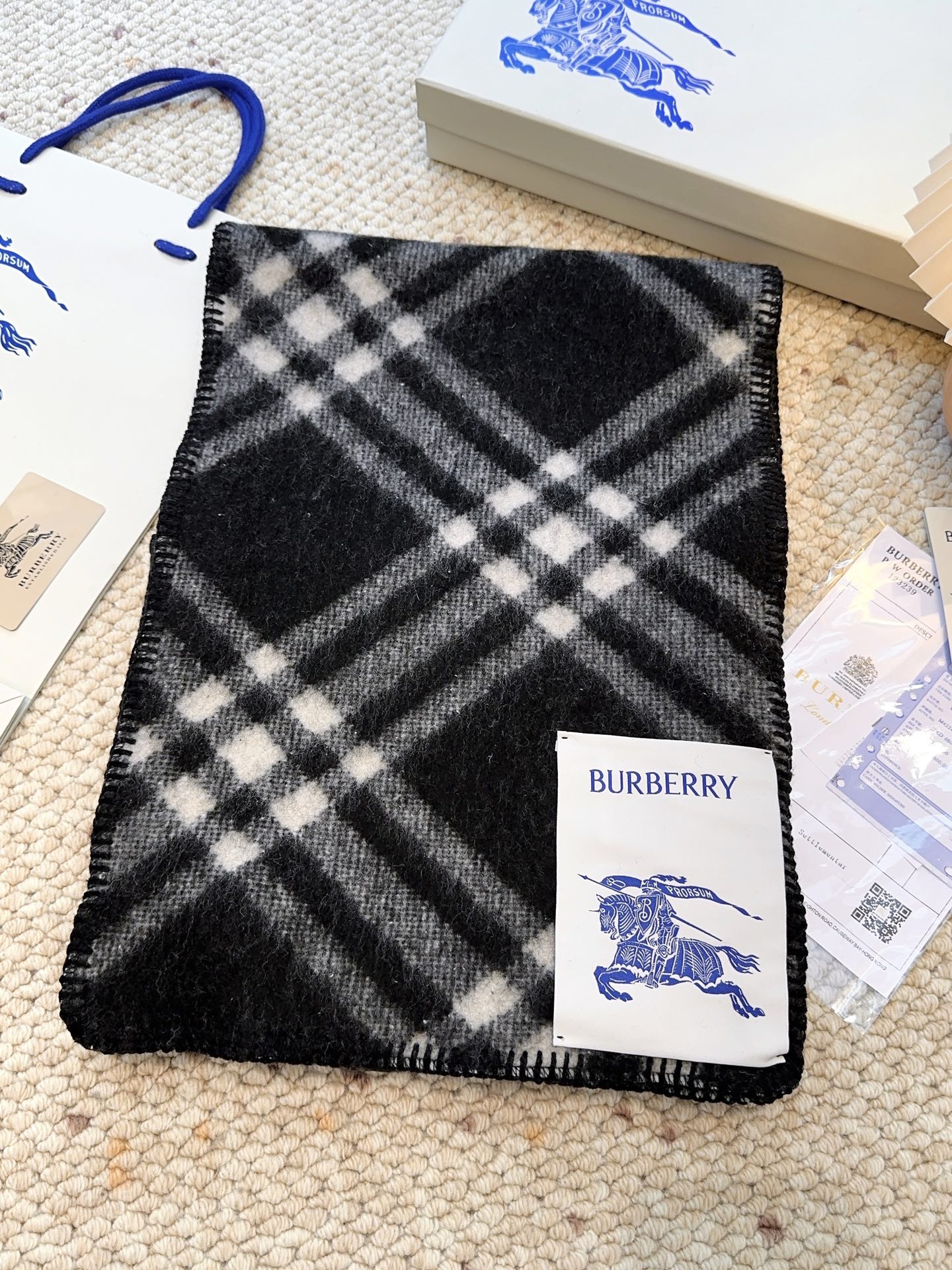 𝐁𝐔𝐑𝐁𝐄𝐑𝐑𝐘 走秀款🔥《骑士马连帽围巾》Size：195x30cm 100%羊毛 马术骑士徽标落款，