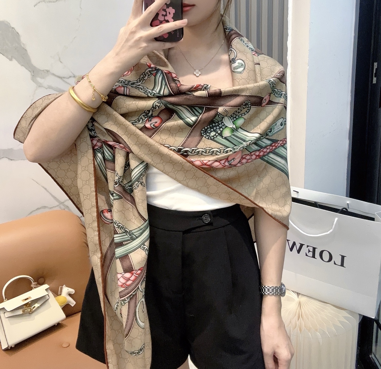 GUCCI（古驰）时髦秋冬季~“不惧岁月漫长，我们终将温柔以待”！！】气质到灵魂深处啊，这样的披肩能精准