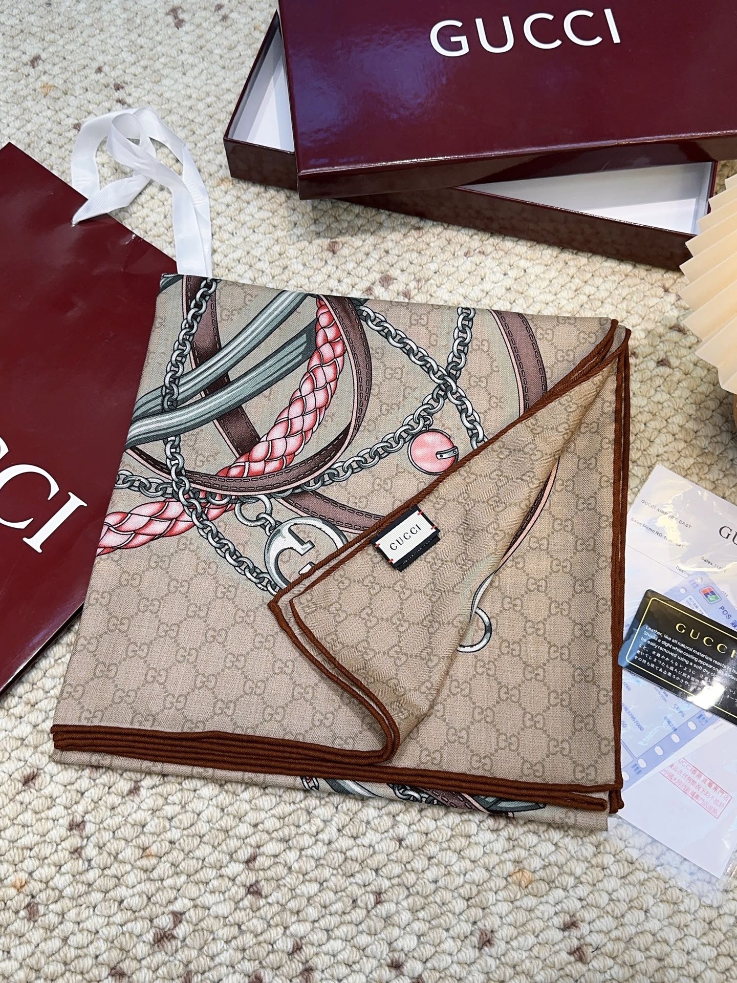 GUCCI（古驰）时髦秋冬季~“不惧岁月漫长，我们终将温柔以待”！！】气质到灵魂深处啊，这样的披肩能精准