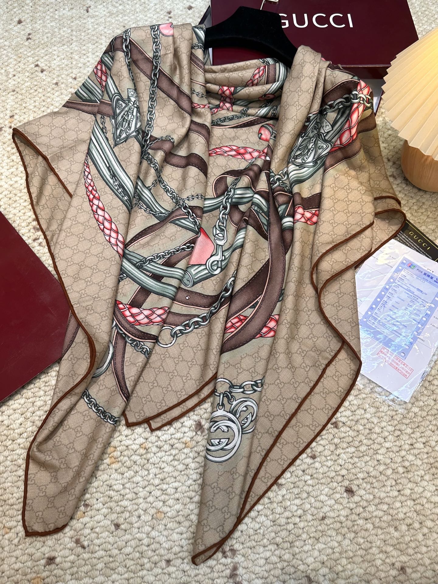 GUCCI（古驰）时髦秋冬季~“不惧岁月漫长，我们终将温柔以待”！！】气质到灵魂深处啊，这样的披肩能精准