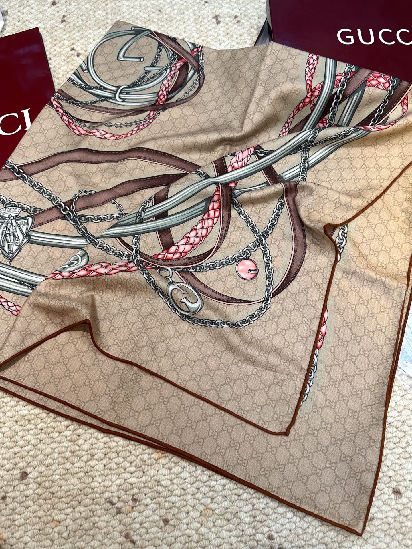 GUCCI（古驰）时髦秋冬季~“不惧岁月漫长，我们终将温柔以待”！！】气质到灵魂深处啊，这样的披肩能精准