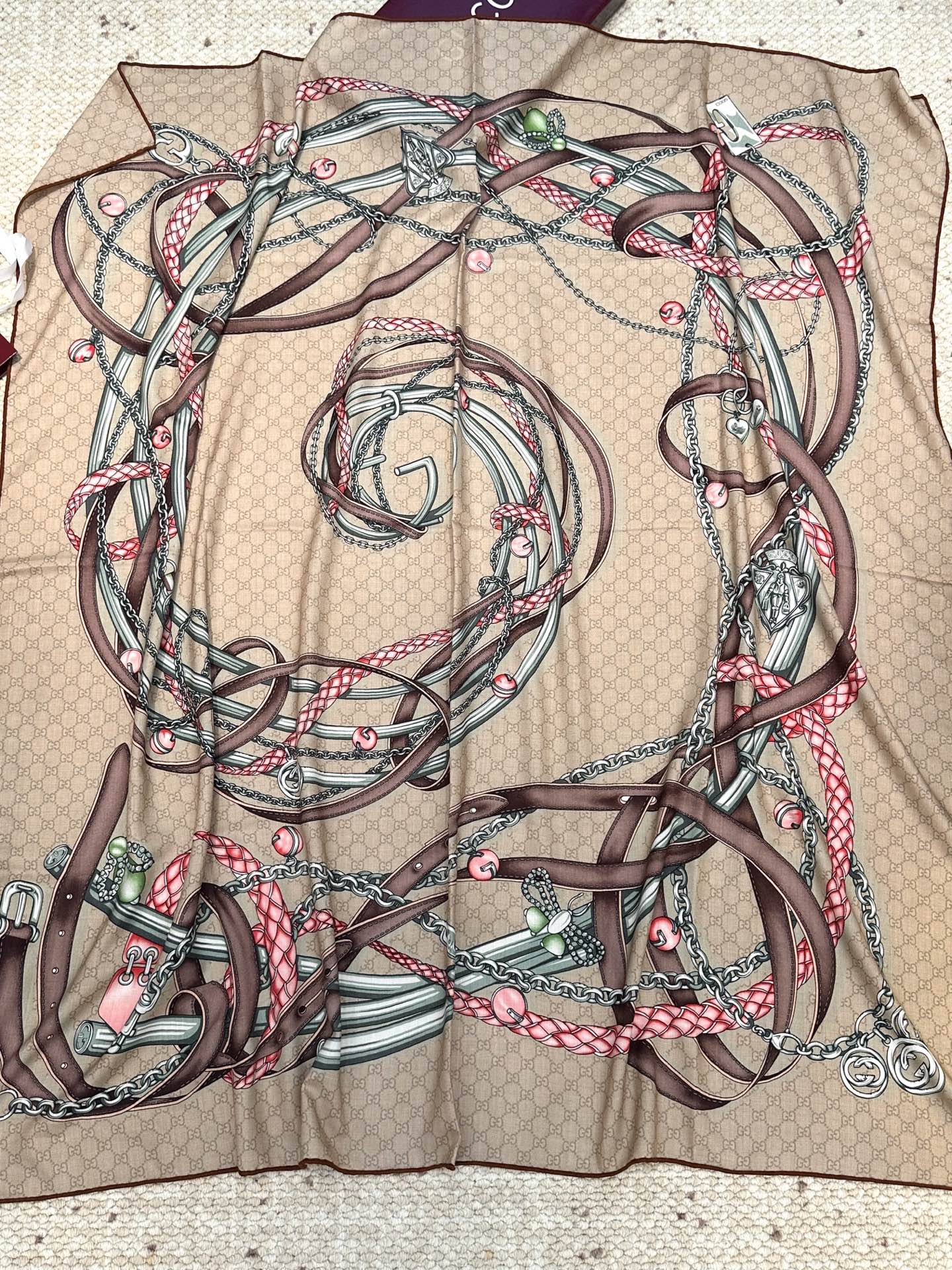 GUCCI（古驰）时髦秋冬季~“不惧岁月漫长，我们终将温柔以待”！！】气质到灵魂深处啊，这样的披肩能精准