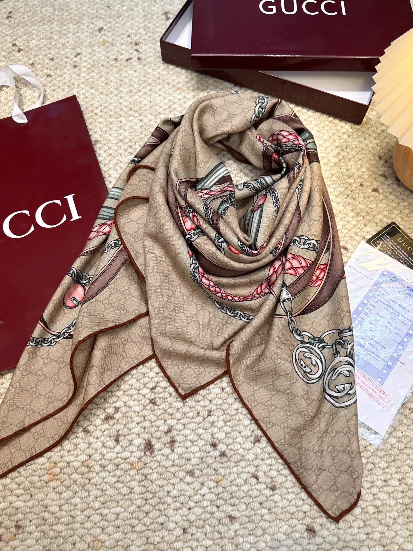 GUCCI（古驰）时髦秋冬季~“不惧岁月漫长，我们终将温柔以待”！！】气质到灵魂深处啊，这样的披肩能精准