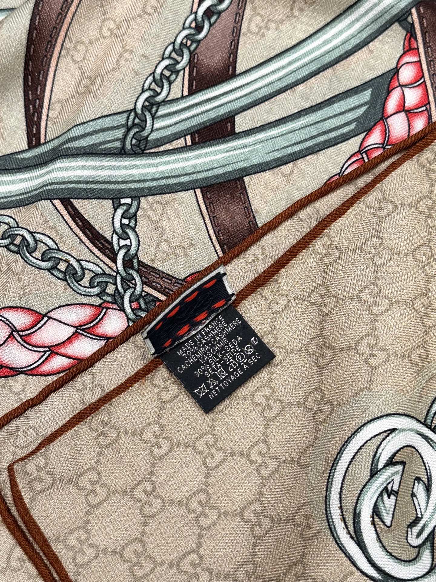 GUCCI（古驰）时髦秋冬季~“不惧岁月漫长，我们终将温柔以待”！！】气质到灵魂深处啊，这样的披肩能精准