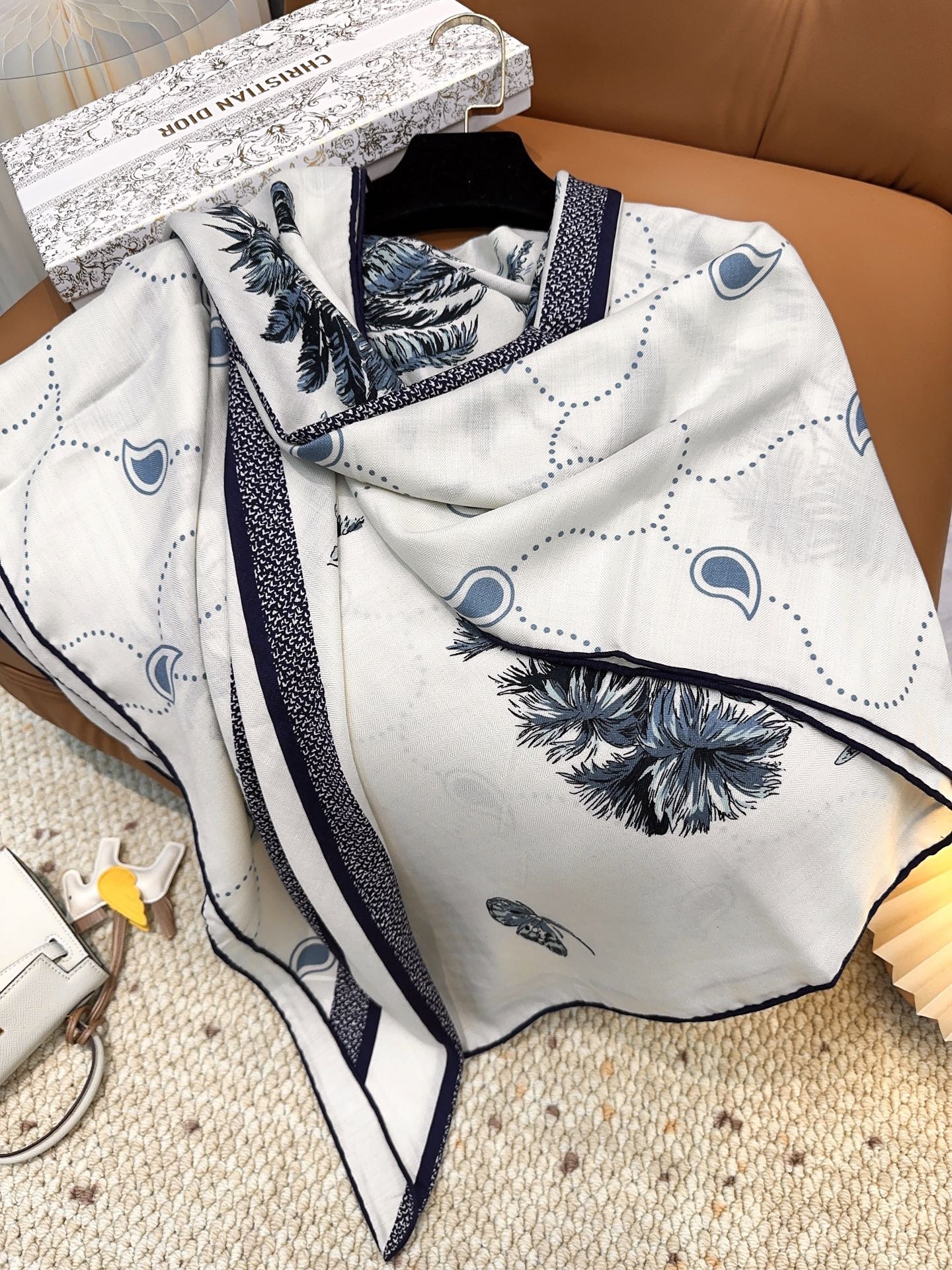 Dior（迪奥）马鞍针法”140披肩手工卷边山羊绒和真丝混纺披肩（70%山羊绒，30%桑蚕丝）。这款迷人