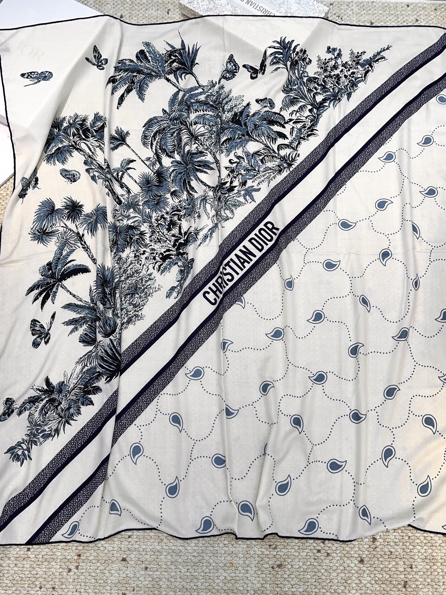 Dior（迪奥）马鞍针法”140披肩手工卷边山羊绒和真丝混纺披肩（70%山羊绒，30%桑蚕丝）。这款迷人