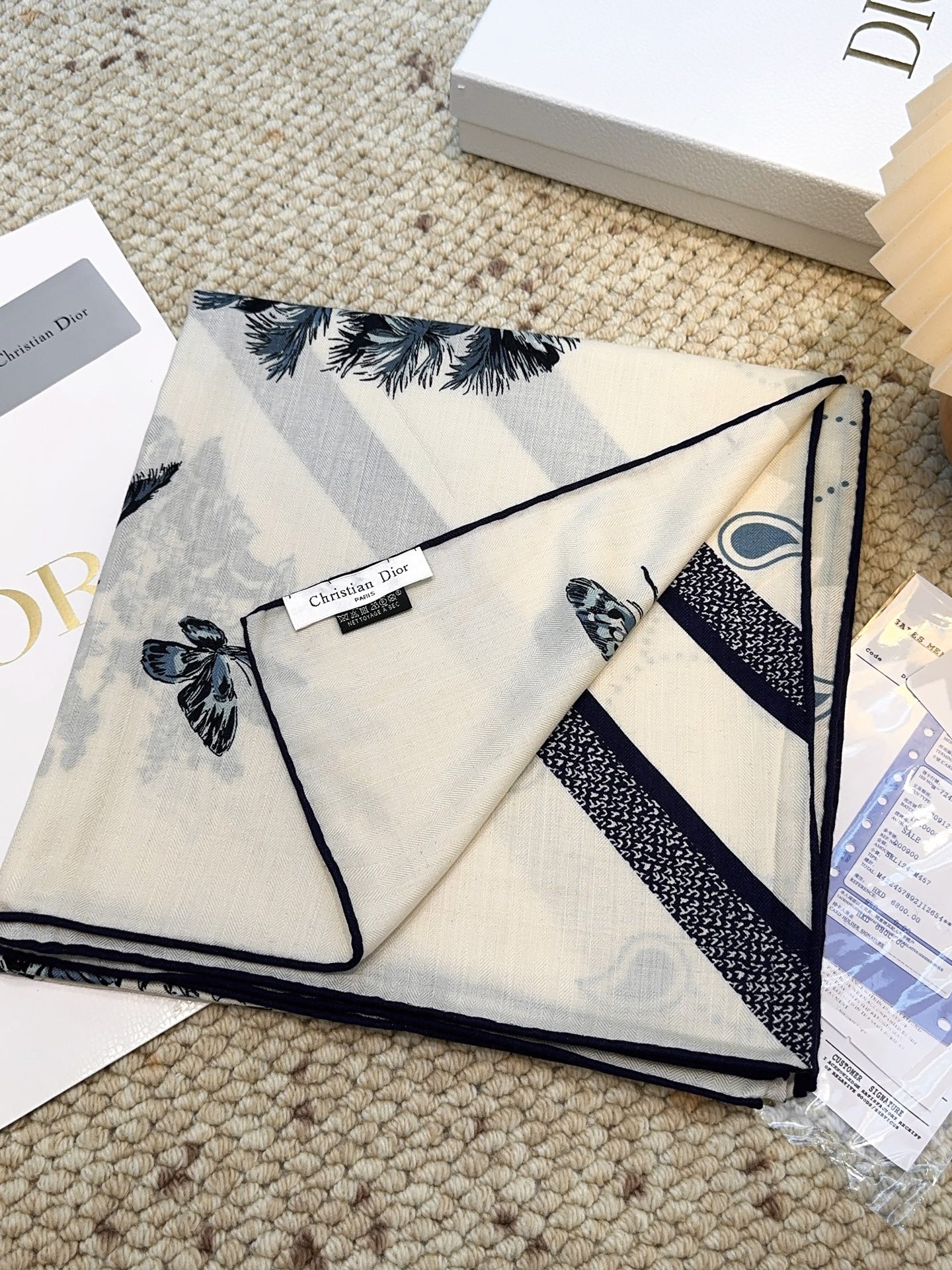 Dior（迪奥）马鞍针法”140披肩手工卷边山羊绒和真丝混纺披肩（70%山羊绒，30%桑蚕丝）。这款迷人