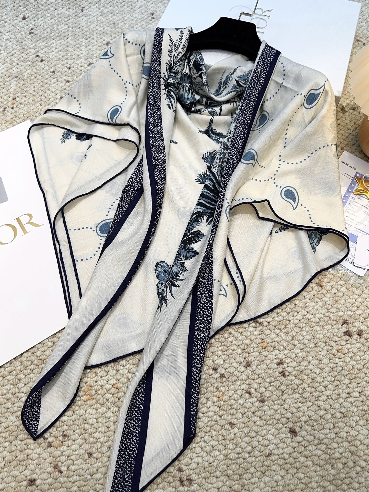 Dior（迪奥）马鞍针法”140披肩手工卷边山羊绒和真丝混纺披肩（70%山羊绒，30%桑蚕丝）。这款迷人