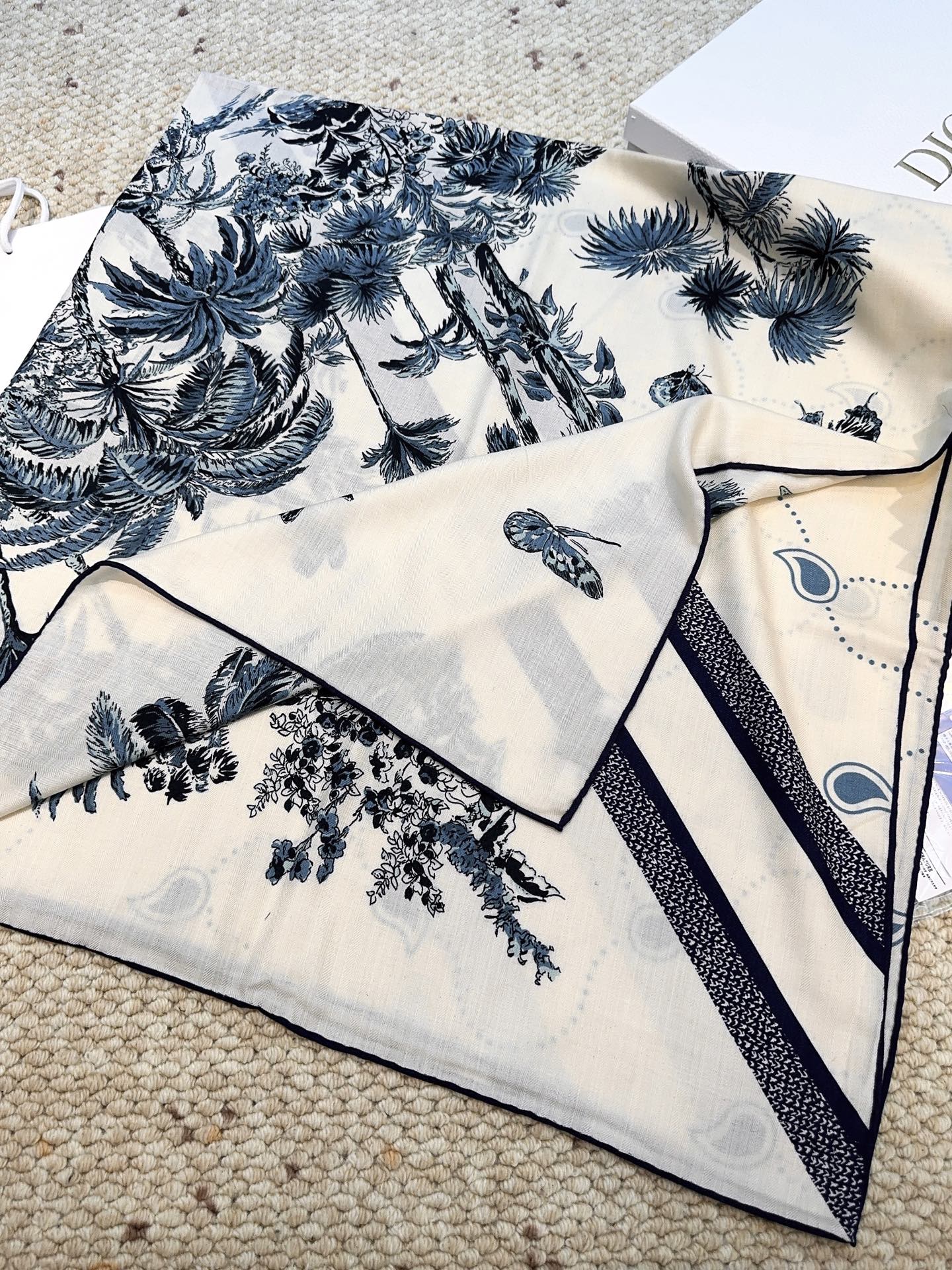 Dior（迪奥）马鞍针法”140披肩手工卷边山羊绒和真丝混纺披肩（70%山羊绒，30%桑蚕丝）。这款迷人