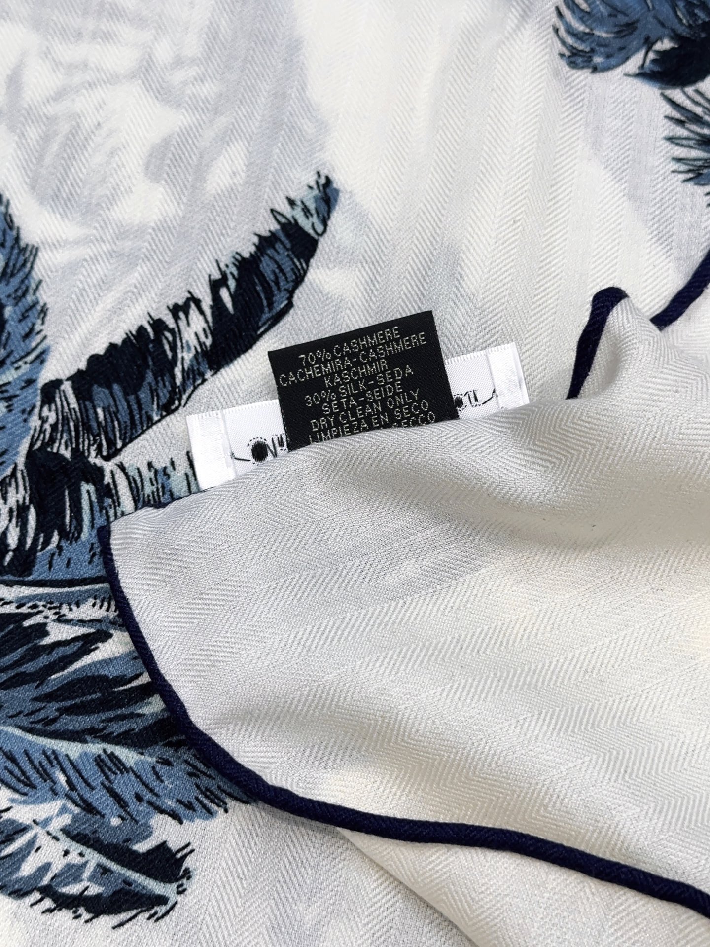 Dior（迪奥）马鞍针法”140披肩手工卷边山羊绒和真丝混纺披肩（70%山羊绒，30%桑蚕丝）。这款迷人