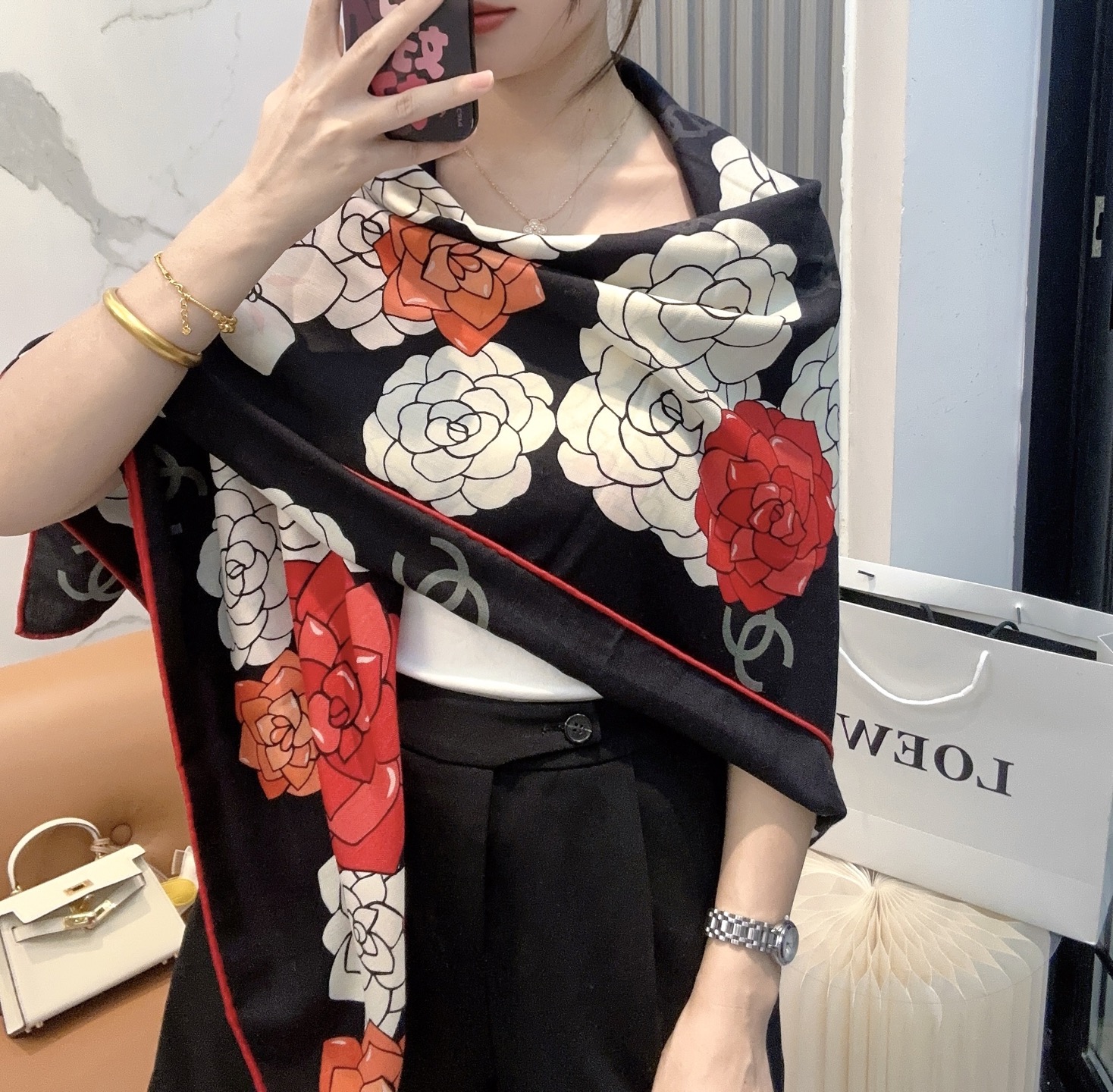 NO:587375,Chanel's new [Chanel] classic camellia and elegant Coco style, Chanel's latest velvet square scarf ~ temperament to the core, the new season's fabrics of Fragrance Grandma are super high-end, really super soft, silky smooth, strong toughness and not easy to be snagged!  This year’s new series~ I’m really impressed by the design. Chanel’s silk scarf is definitely a representative of elegance. A fragrant silk scarf will give you the best match!  !  A must!  The upper body effect is simply elegant and very flexible. It has layers of elegant texture. Layers upon layers create a striking but unobtrusive look of a gorgeous lady. The powder must come in the size of 140*140cm. The upper body effect is really beautiful (it will look even better when paired with clothing, shoes and bags)!  The real thing is definitely more beautiful!  Classic black and white high version scarf, high version scarf, chanel, chanel19860909香奈儿上新【Chanel】 经典茶花优雅Coco风,Chanel最新丝绒大方巾~气质到骨子里,香奶奶新一季的面料超高级,真心超级柔软,丝丝顺滑,韧性很强 不容易被轻易勾丝！今年新出的系列~真的被这样的设计美到,香奈儿家的丝巾绝对是优雅的代表,一条小香的丝巾,给你最好的搭配！！ 必入！上身效果简直优雅气质到不行,非常灵动.层次优雅质感.层层叠叠出醒目而不张扬的华丽名媛感,香粉必入 140*140cm 的尺寸,上身效果真的不用多说的美(搭配服饰鞋包更有感觉)！实物绝对更美！经典黑白色高版本围巾,高版本围巾,chanel,chanel,scarf