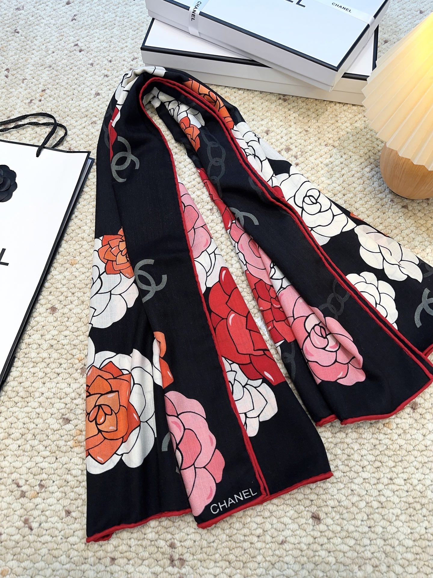 香奈儿上新❤️【Chanel】 经典茶花优雅Coco风，Chanel最新丝绒大方巾~气质到骨子里，香奶奶