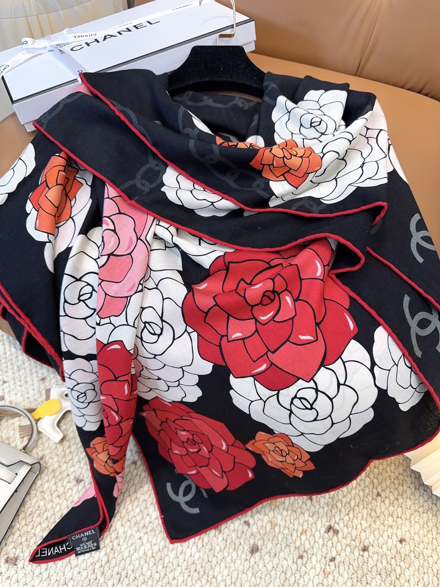 香奈儿上新❤️【Chanel】 经典茶花优雅Coco风，Chanel最新丝绒大方巾~气质到骨子里，香奶奶