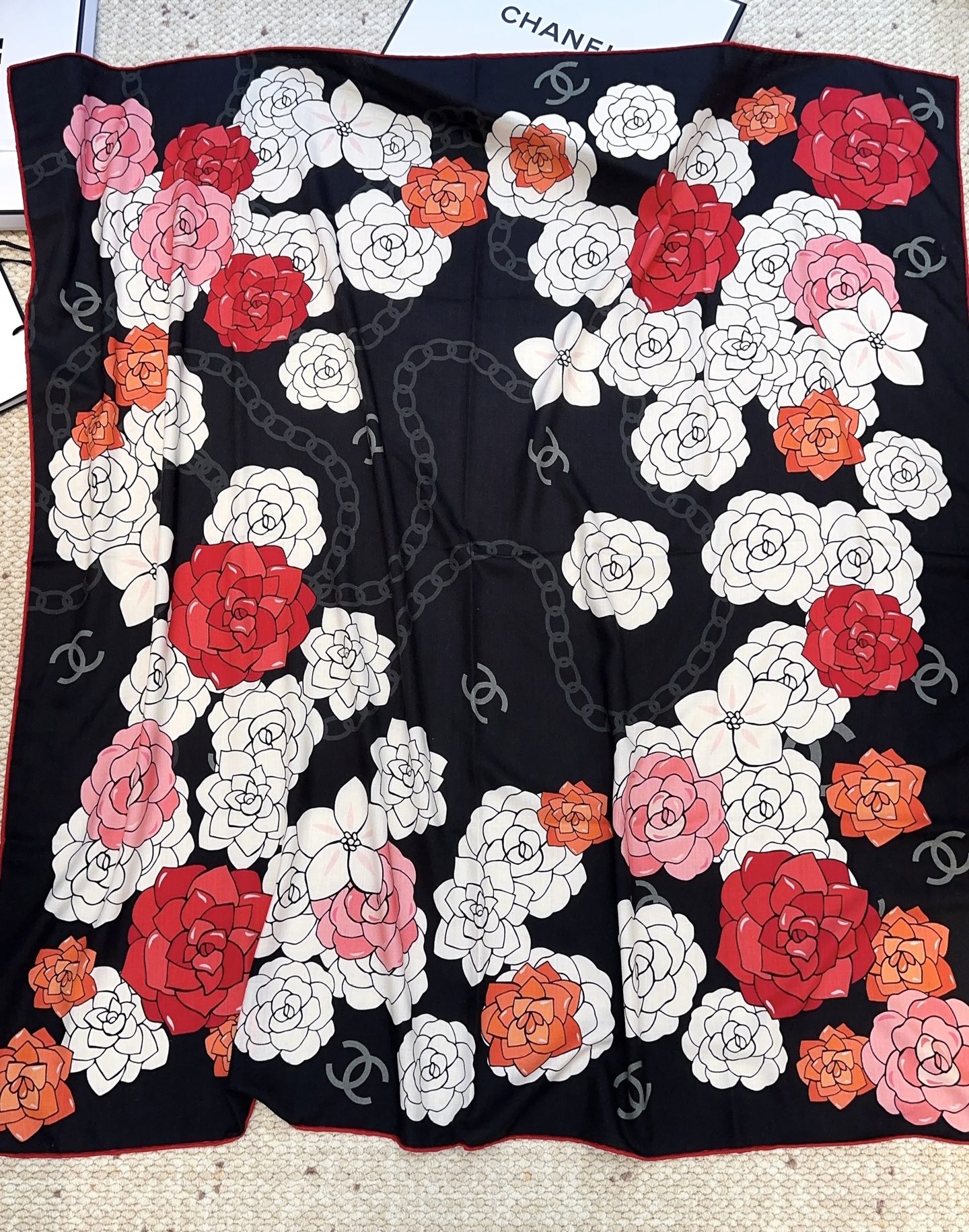 香奈儿上新❤️【Chanel】 经典茶花优雅Coco风，Chanel最新丝绒大方巾~气质到骨子里，香奶奶
