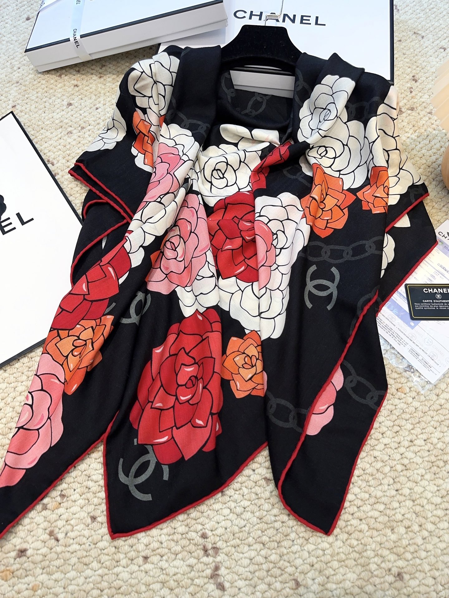 香奈儿上新❤️【Chanel】 经典茶花优雅Coco风，Chanel最新丝绒大方巾~气质到骨子里，香奶奶