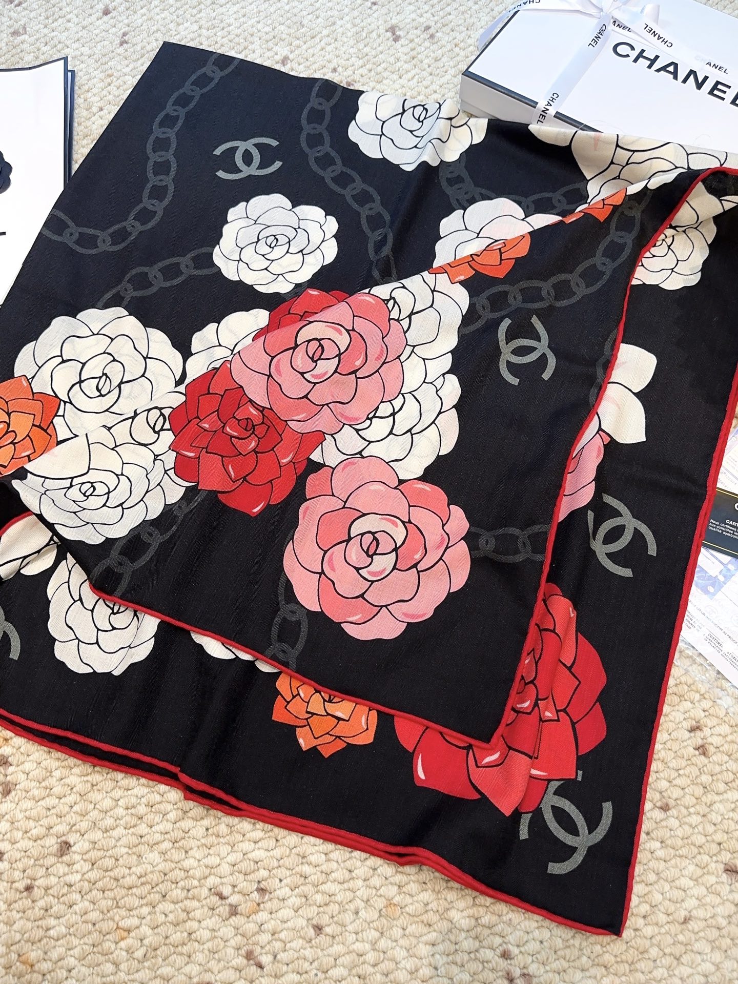 香奈儿上新❤️【Chanel】 经典茶花优雅Coco风，Chanel最新丝绒大方巾~气质到骨子里，香奶奶