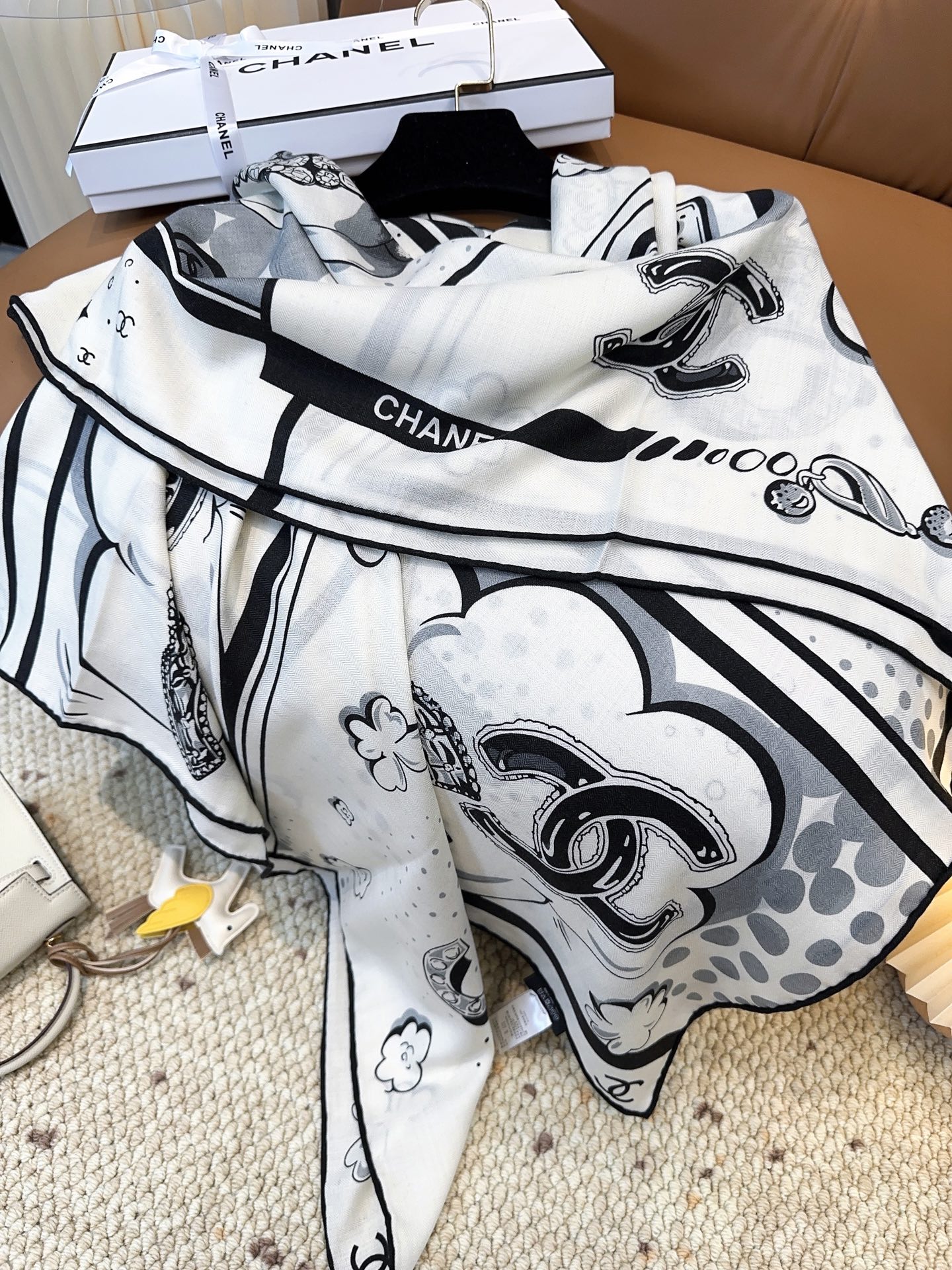 香奈儿（CHANEL）140*140上新❤️【真丝丝绒款】Chanel 【▪️温柔而娴静，logo优雅气