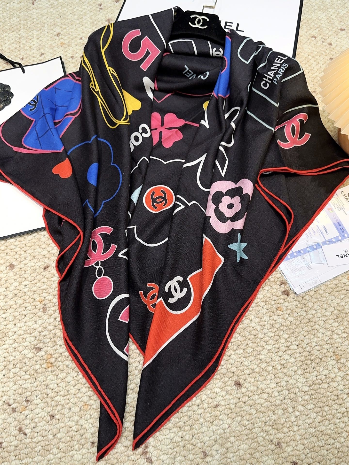 香奈儿(CHANEL)140*140上新❤️【真丝丝绒款】Chanel 【▪️温柔而娴静,logo优雅气