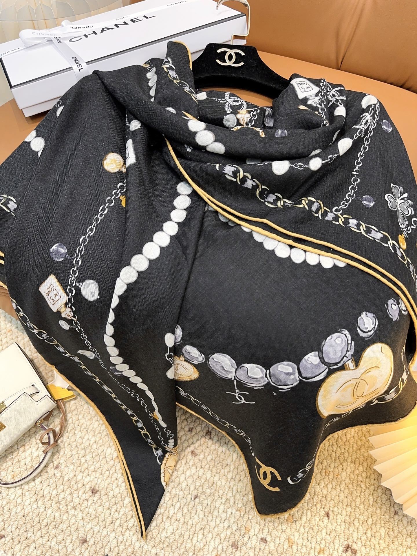 香奈儿(CHANEL)(珍珠项链)140*140上新❤️【真丝丝绒款】Chanel 【▪️温柔而娴静,l