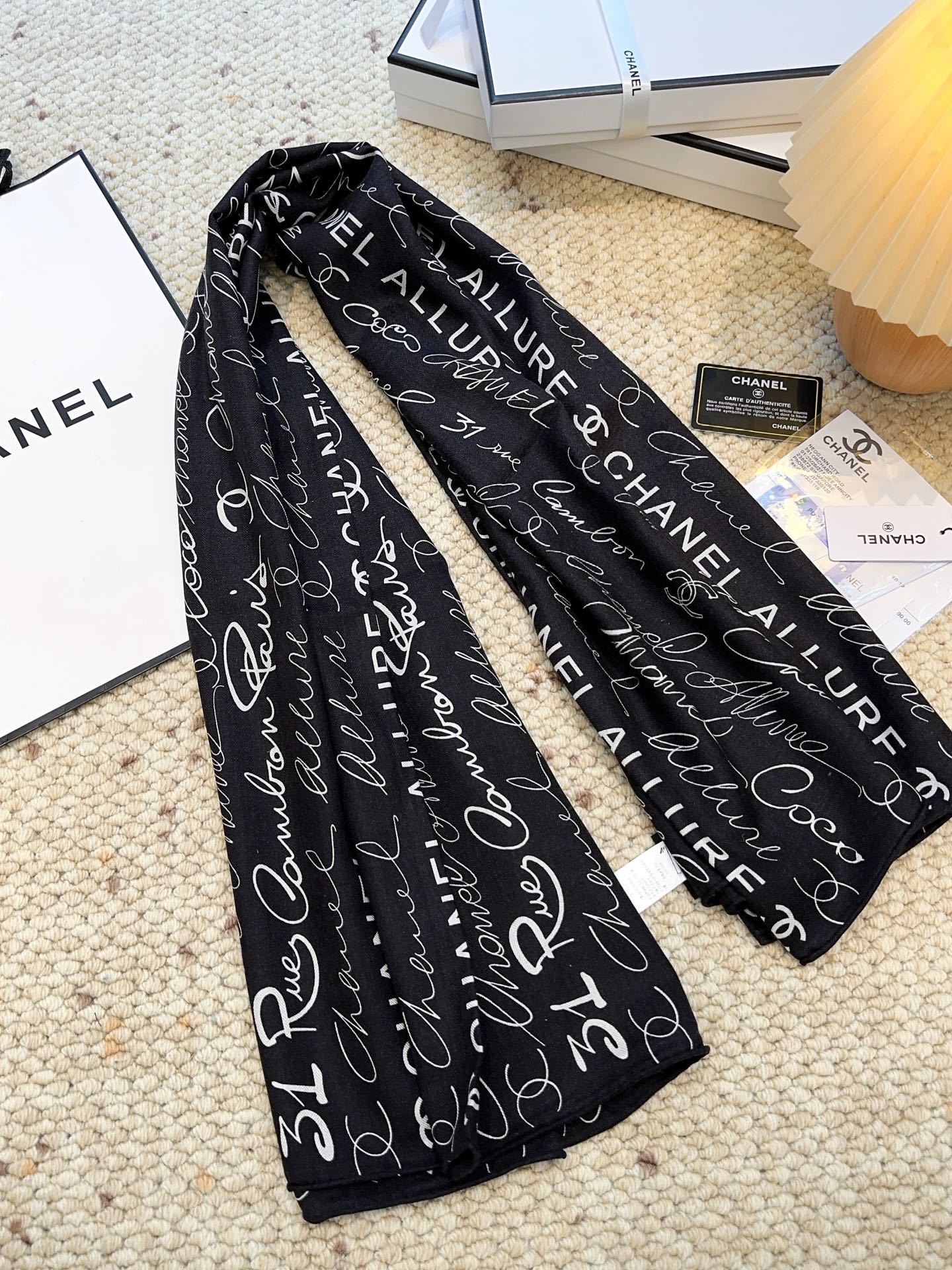 香奈儿上新❤️【Chanel】 经典茶花优雅Coco风,Chanel最新丝绒大方巾~气质到骨子里,香奶奶