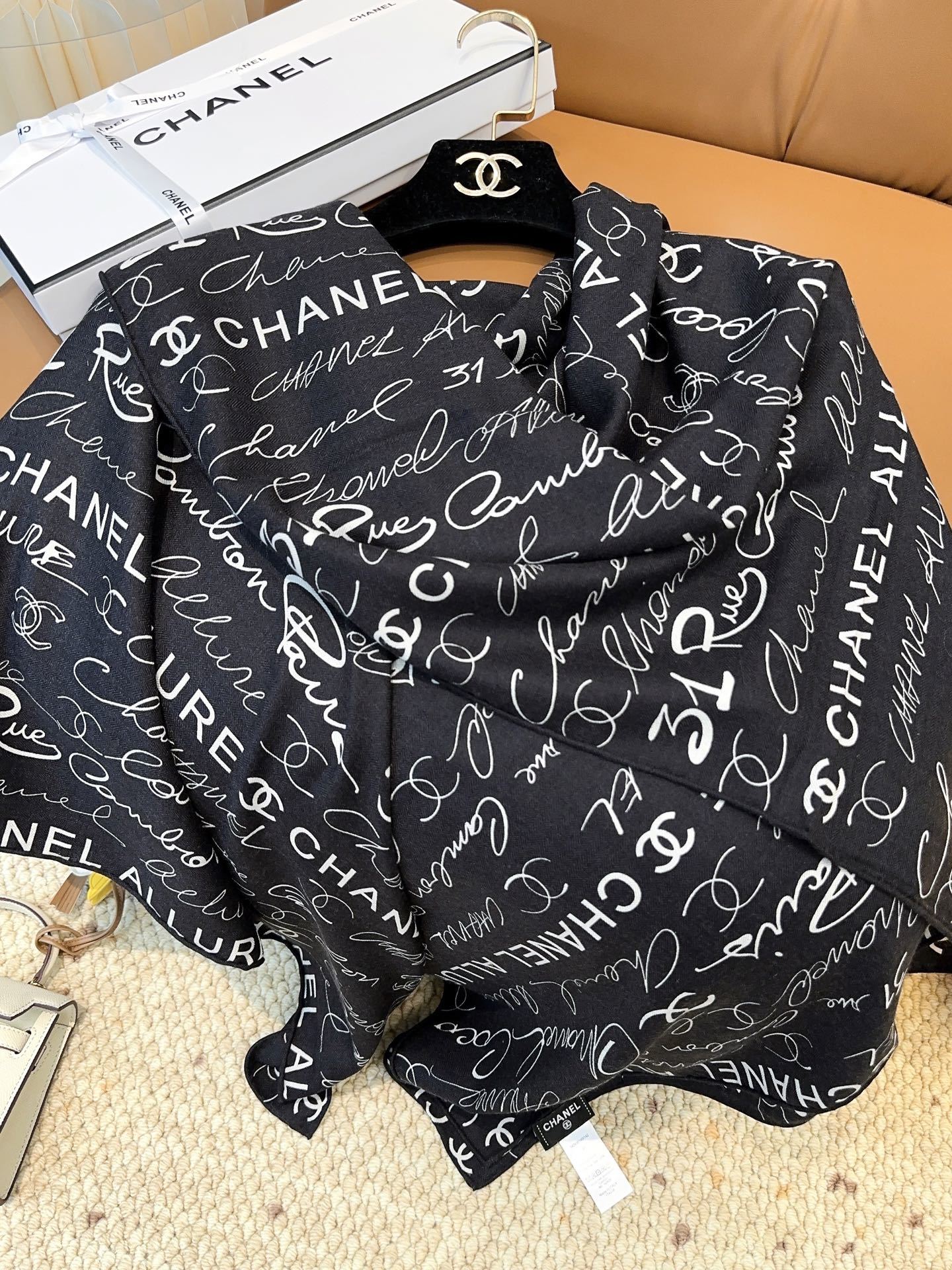 香奈儿上新❤️【Chanel】 经典茶花优雅Coco风,Chanel最新丝绒大方巾~气质到骨子里,香奶奶