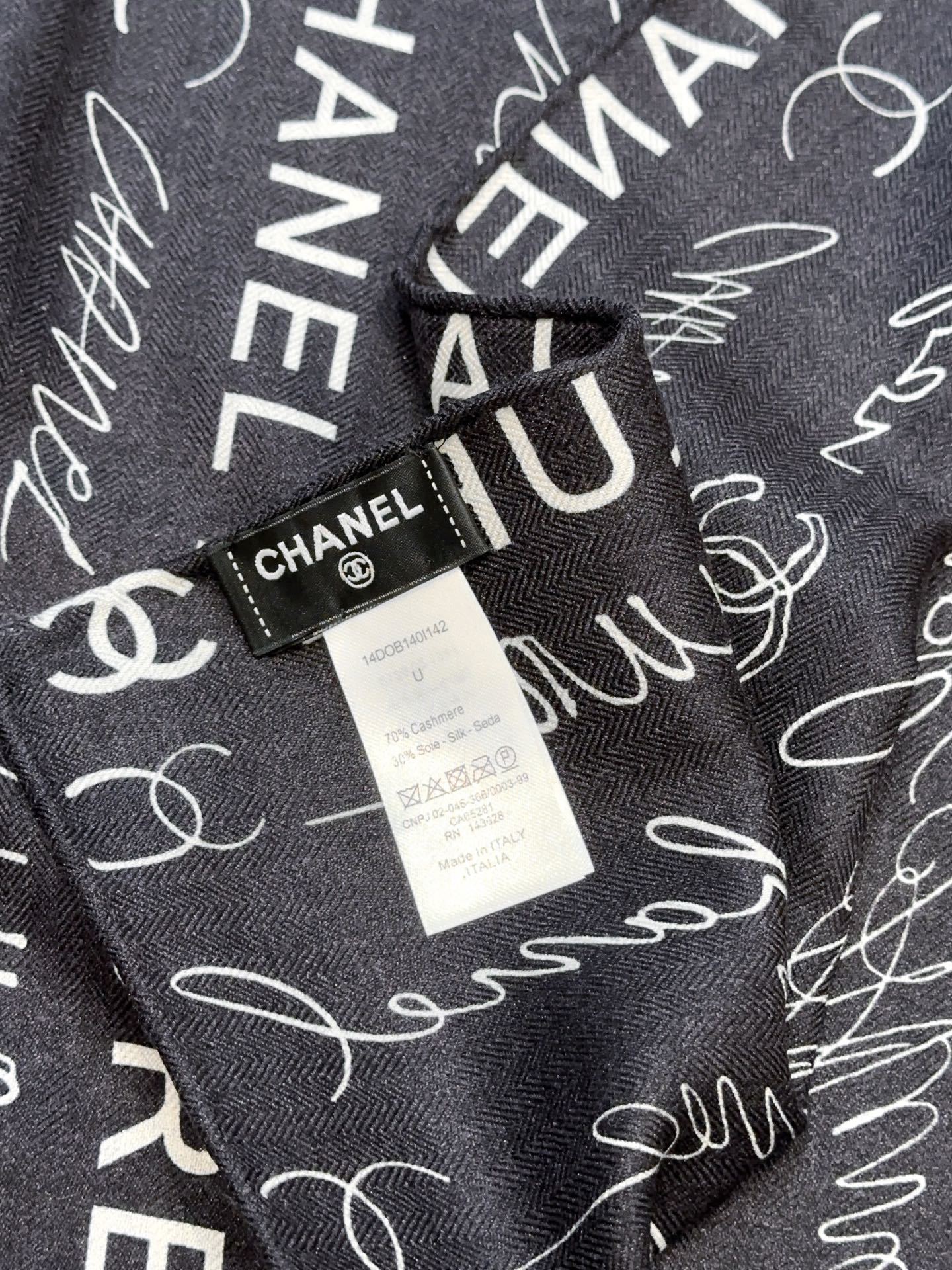 香奈儿上新❤️【Chanel】 经典茶花优雅Coco风,Chanel最新丝绒大方巾~气质到骨子里,香奶奶