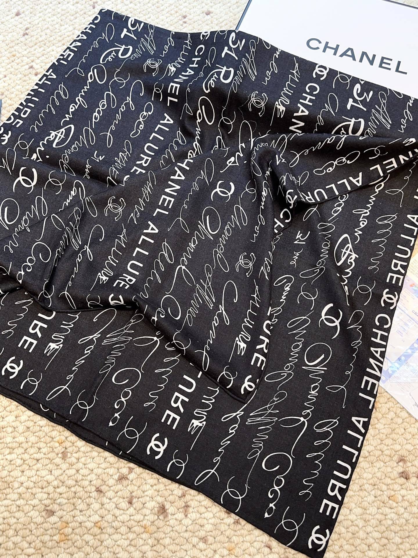 香奈儿上新❤️【Chanel】 经典茶花优雅Coco风,Chanel最新丝绒大方巾~气质到骨子里,香奶奶