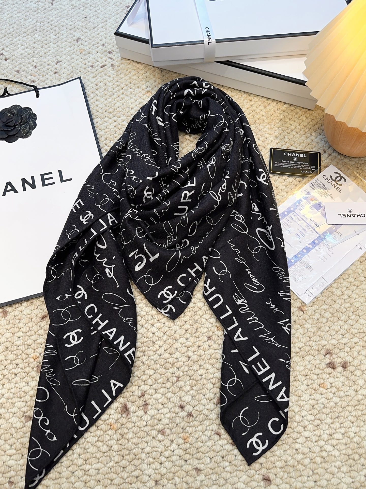 香奈儿上新❤️【Chanel】 经典茶花优雅Coco风,Chanel最新丝绒大方巾~气质到骨子里,香奶奶