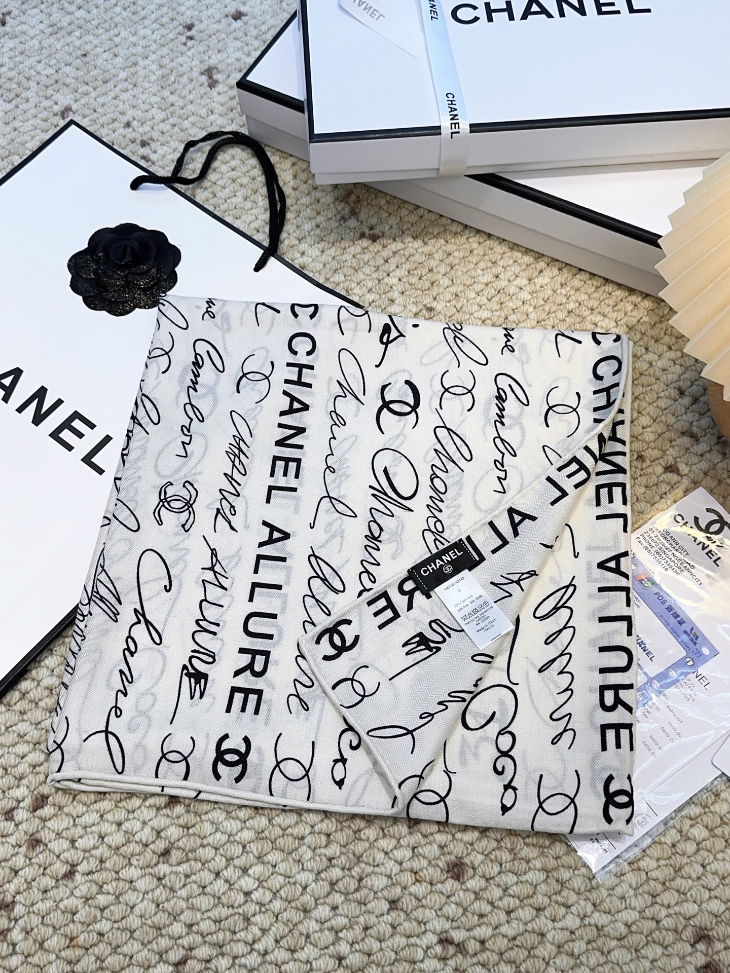 香奈儿上新❤️【Chanel】 经典茶花优雅Coco风，Chanel最新丝绒大方巾~气质到骨子里，香奶奶