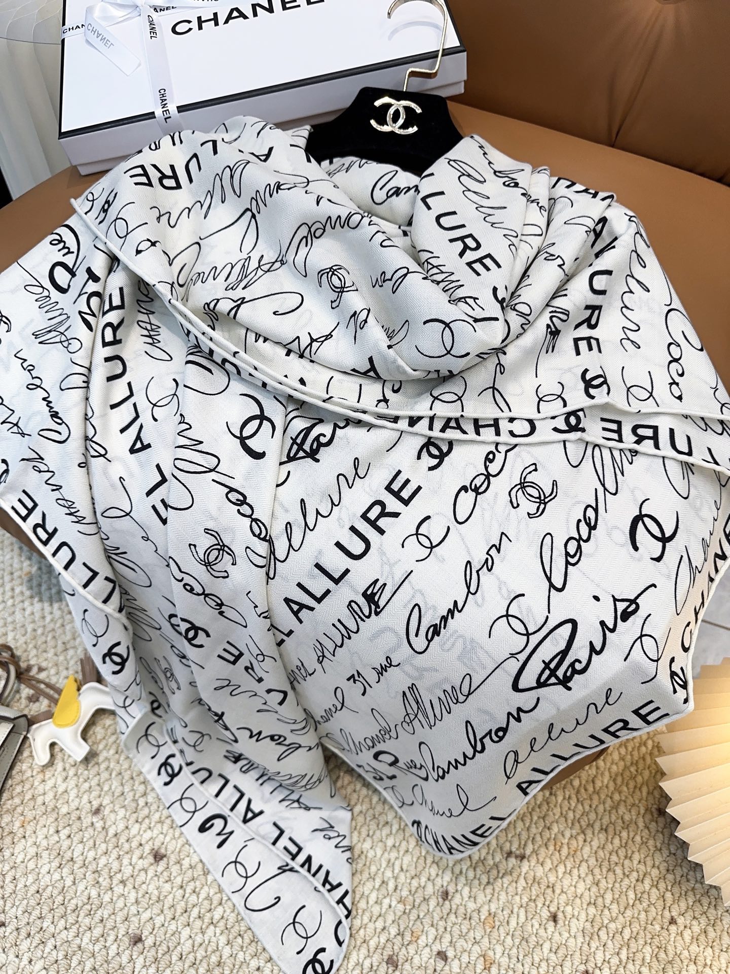 香奈儿上新❤️【Chanel】 经典茶花优雅Coco风，Chanel最新丝绒大方巾~气质到骨子里，香奶奶