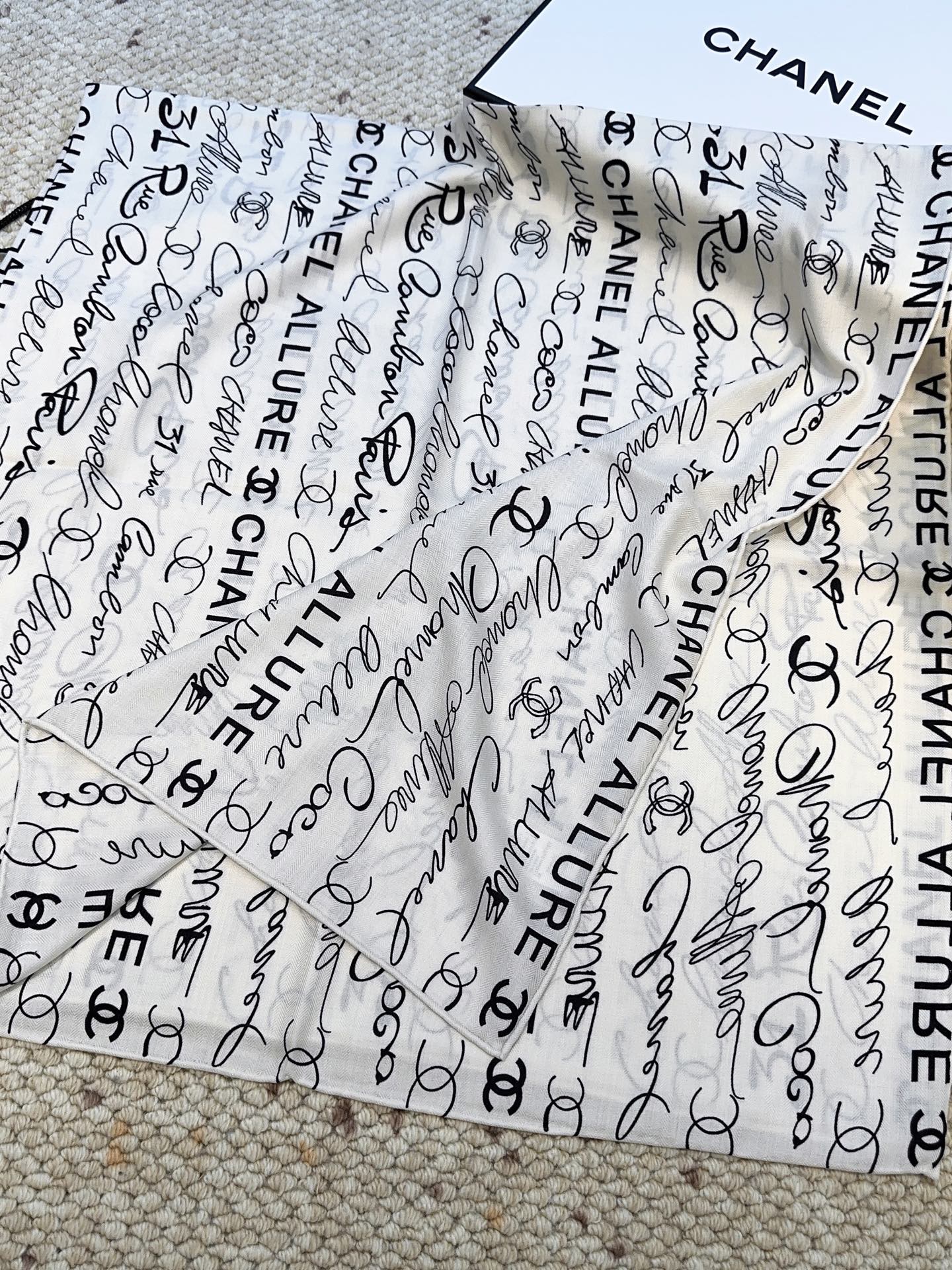 香奈儿上新❤️【Chanel】 经典茶花优雅Coco风，Chanel最新丝绒大方巾~气质到骨子里，香奶奶