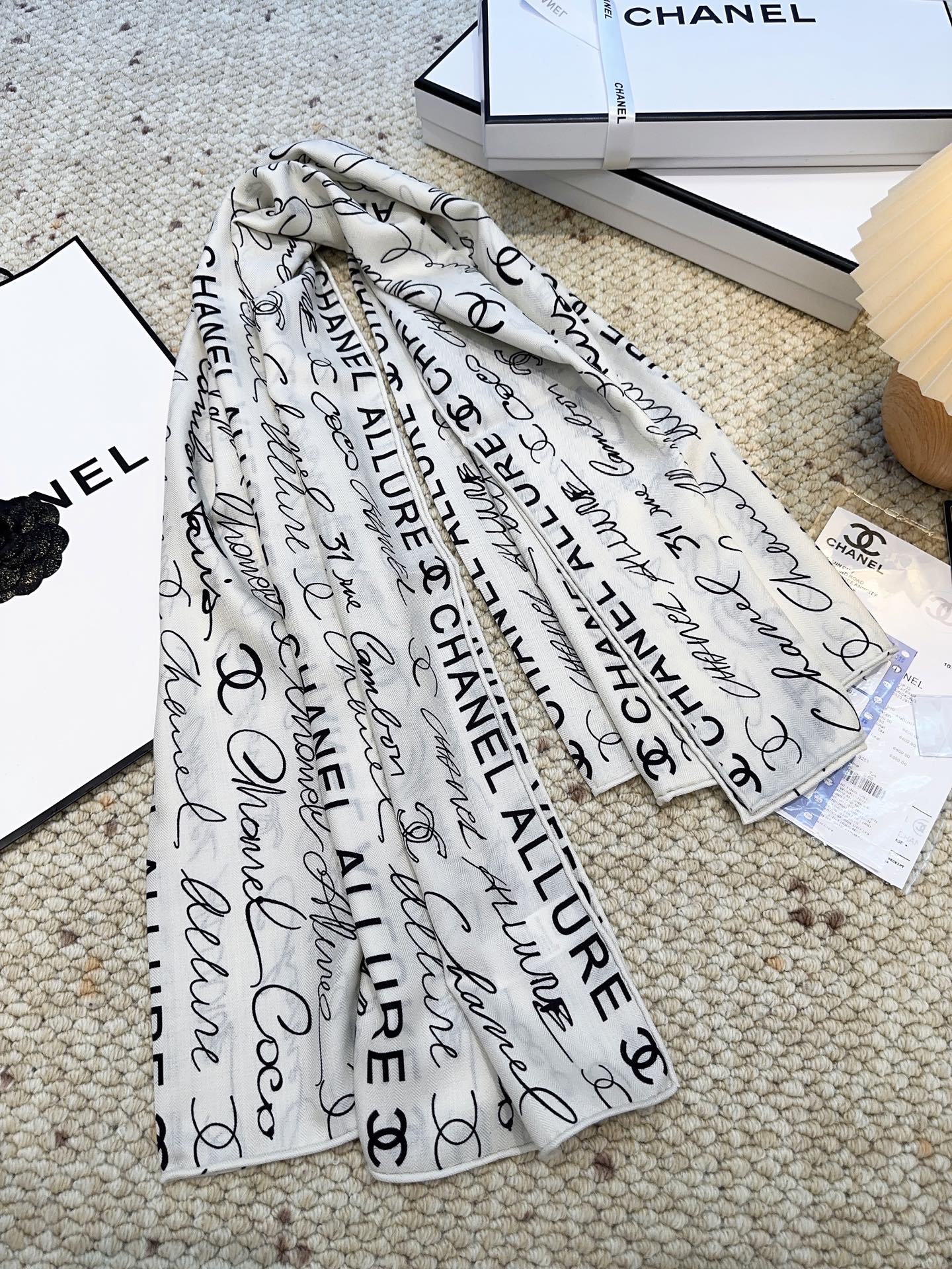 香奈儿上新❤️【Chanel】 经典茶花优雅Coco风，Chanel最新丝绒大方巾~气质到骨子里，香奶奶