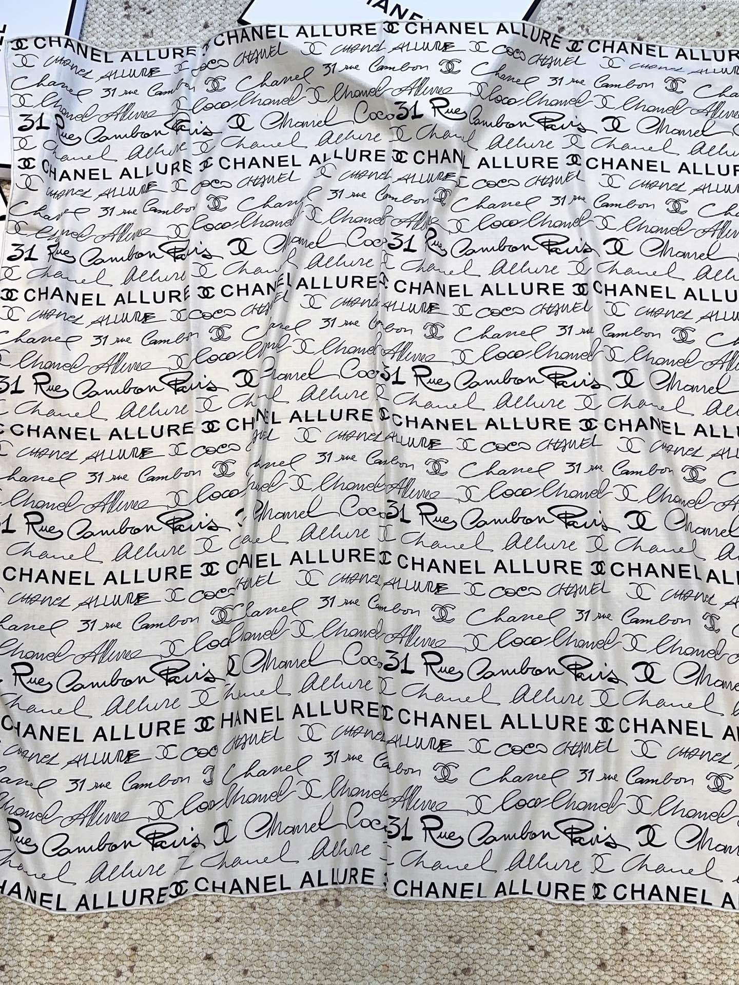 香奈儿上新❤️【Chanel】 经典茶花优雅Coco风，Chanel最新丝绒大方巾~气质到骨子里，香奶奶