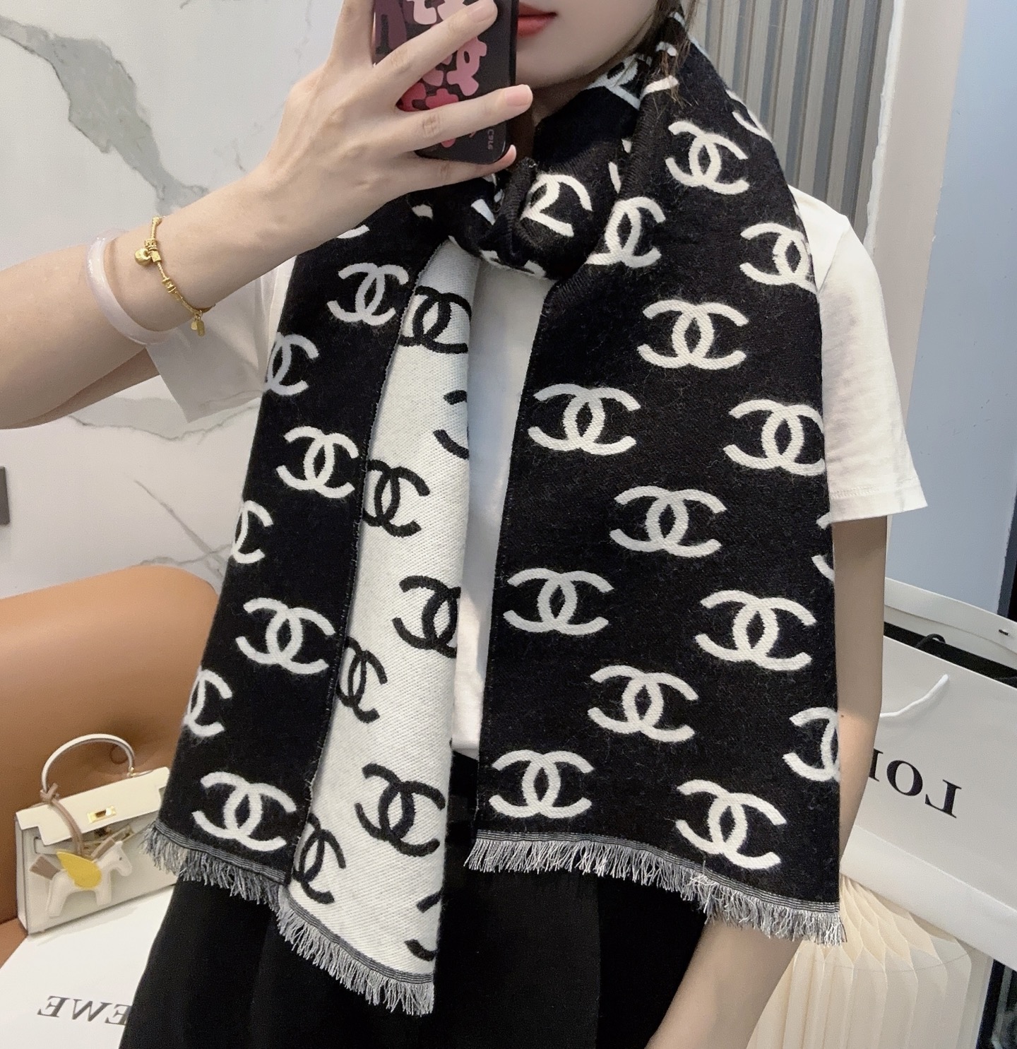 NO:554310,Chanel's new black color tone is really invincible and classic. It's not a tacky bleached color. It's the original color, a high-end color with a little bit of rice. It's hard to put down, and it feels as soft as a cloud. If you see the real thing, you will know what makes Suo's scarf eclipse, and it will be a proper C-position debut in 2025!  It's so soft that your skin melts when it comes in contact, and it won't prick at all!  74.6 cashmere 18.1 sheep wool 7.3 mulberry silk 180*35 high version scarf, high version scarf, chanel19860909香奈儿新款 黑色系色调真的无敌经典了.不是俗气的漂白.就本色调,带点米的高级配色.让人爱不释手,触感如云朵般柔软.如果你看到实物,就知道什么是让suo有围巾黯然失色,2025年妥妥的C位出道！ 接触皮肤软到心都化了,一点也不会扎！ 74.6山羊绒18.1绵羊毛7.3桑蚕丝 180*35 高版本围巾,高版本围巾,chanel,scarf
