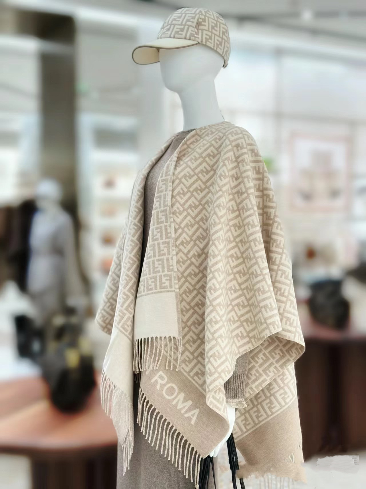 【▪️同步专柜！Fendi限量款斗篷披肩】重磅！！精心打造！！此款FF披风是Fendi芬迪秋冬限量新款！