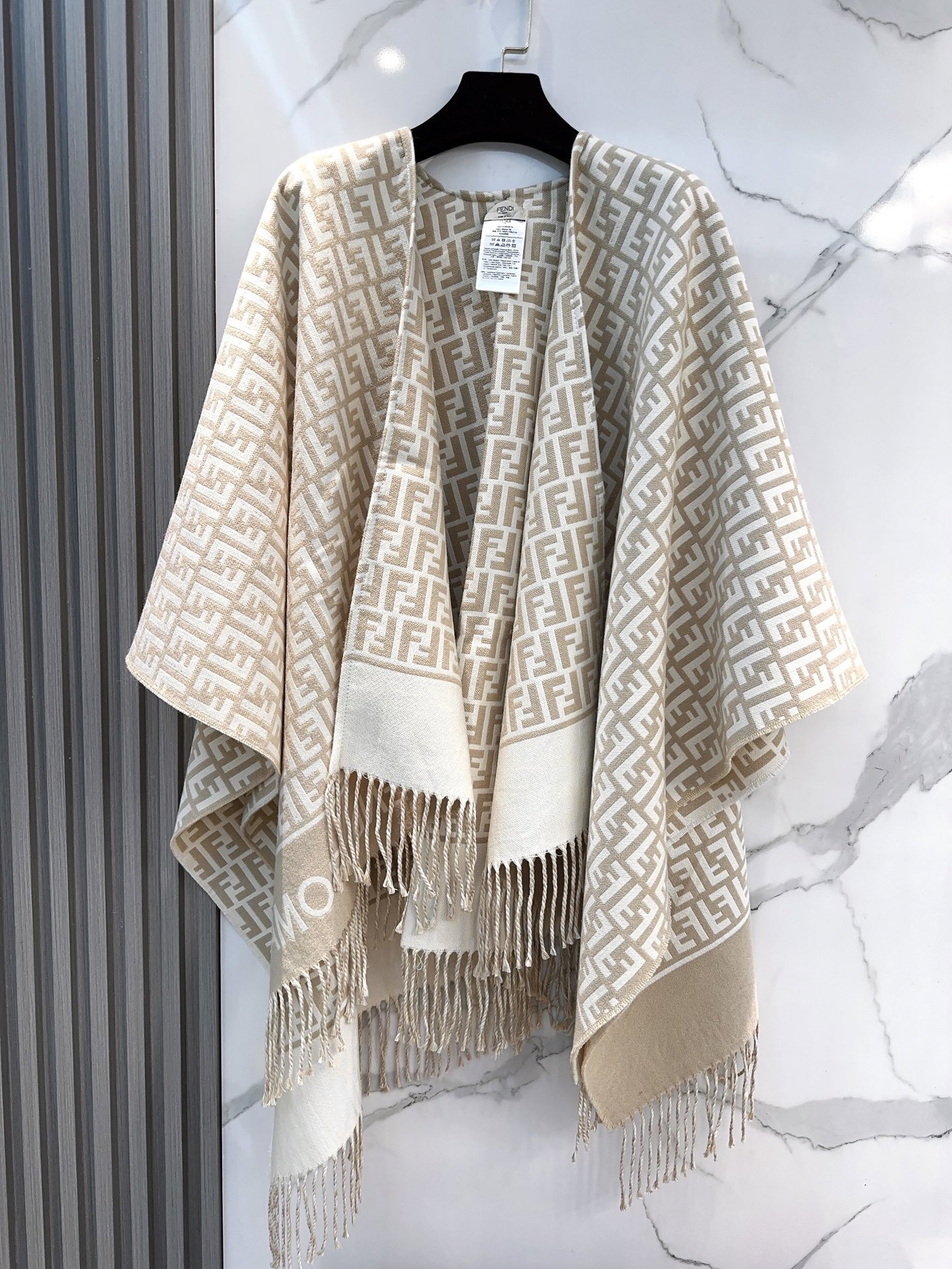 【▪️同步专柜！Fendi限量款斗篷披肩】重磅！！精心打造！！此款FF披风是Fendi芬迪秋冬限量新款！