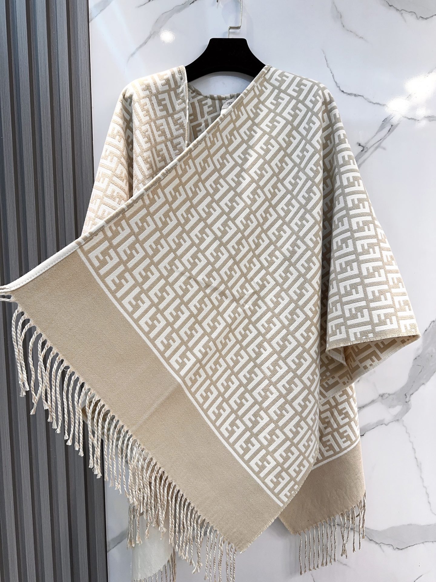 【▪️同步专柜！Fendi限量款斗篷披肩】重磅！！精心打造！！此款FF披风是Fendi芬迪秋冬限量新款！