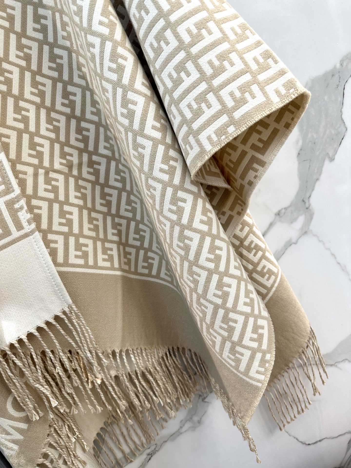 【▪️同步专柜！Fendi限量款斗篷披肩】重磅！！精心打造！！此款FF披风是Fendi芬迪秋冬限量新款！