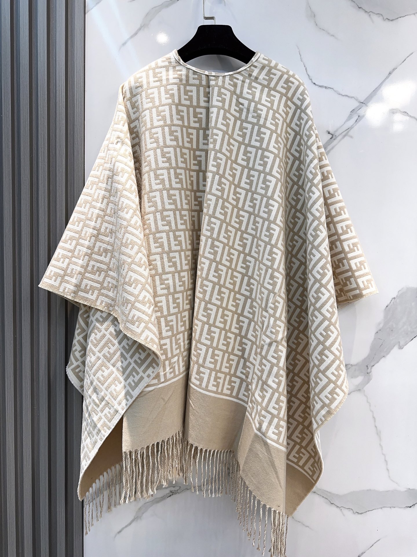 【▪️同步专柜！Fendi限量款斗篷披肩】重磅！！精心打造！！此款FF披风是Fendi芬迪秋冬限量新款！